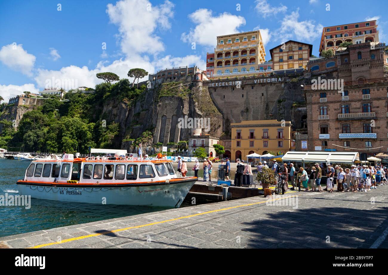 Puerto de Touristi, Sorrento, Campania, Italia, Europa Foto de stock