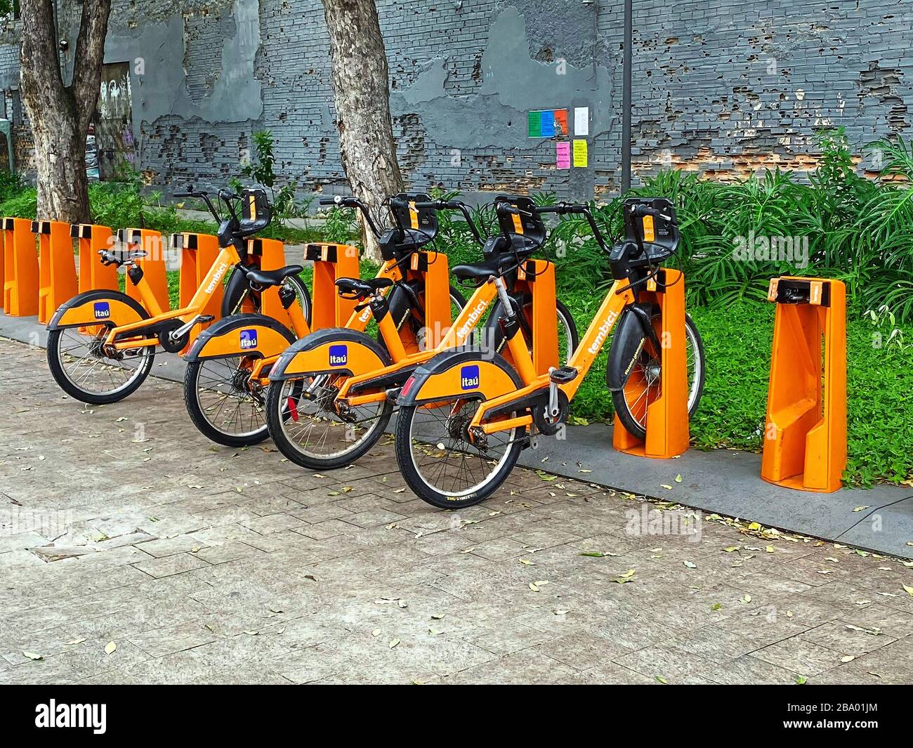 Bicicletas públicas, rack, naranja, transporte urbano, ejercicio, eco,  esperando, Sudamérica; Río de Janeiro; Brasil; verano Fotografía de stock -  Alamy