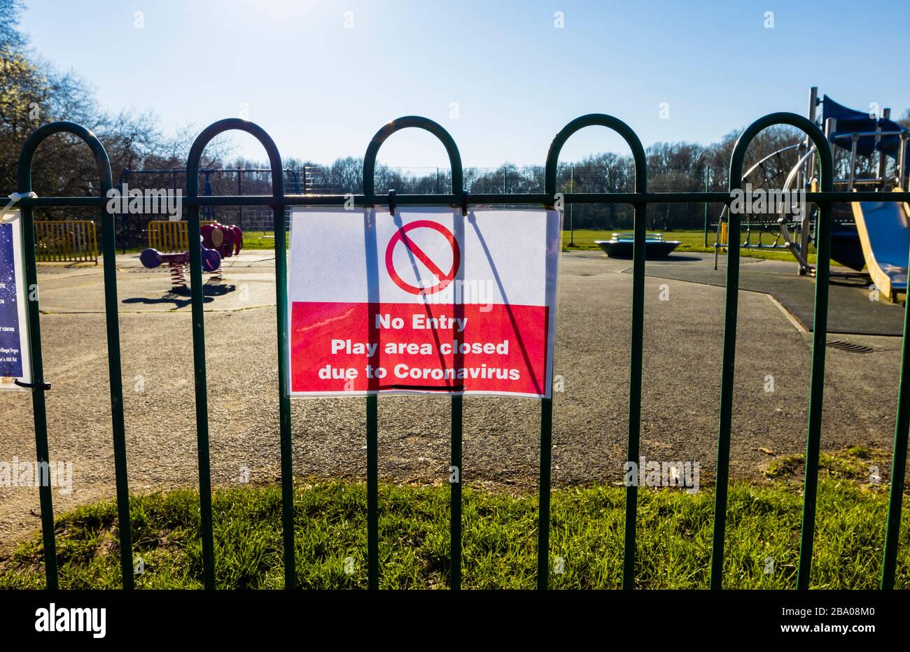 Cierre: Firme en las barandillas de un parque infantil para niños en un parque: Sin entrada; área de juegos cerrada debido a Coronavirus: St John's Lye, Woking, Surrey Foto de stock