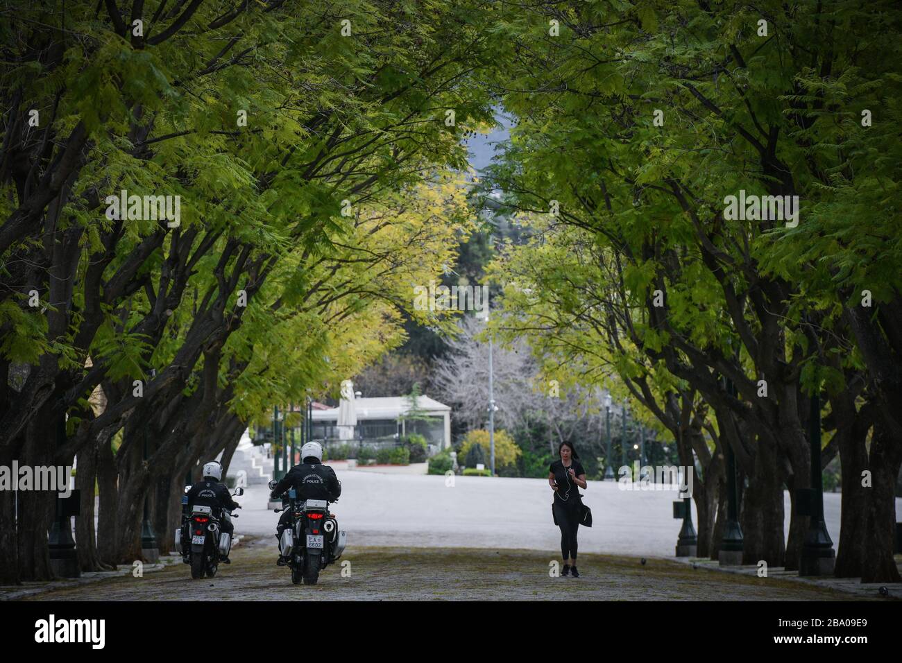 Calles vacías en el centro de Atenas durante las medidas de brotes de coronavirus. Foto de stock