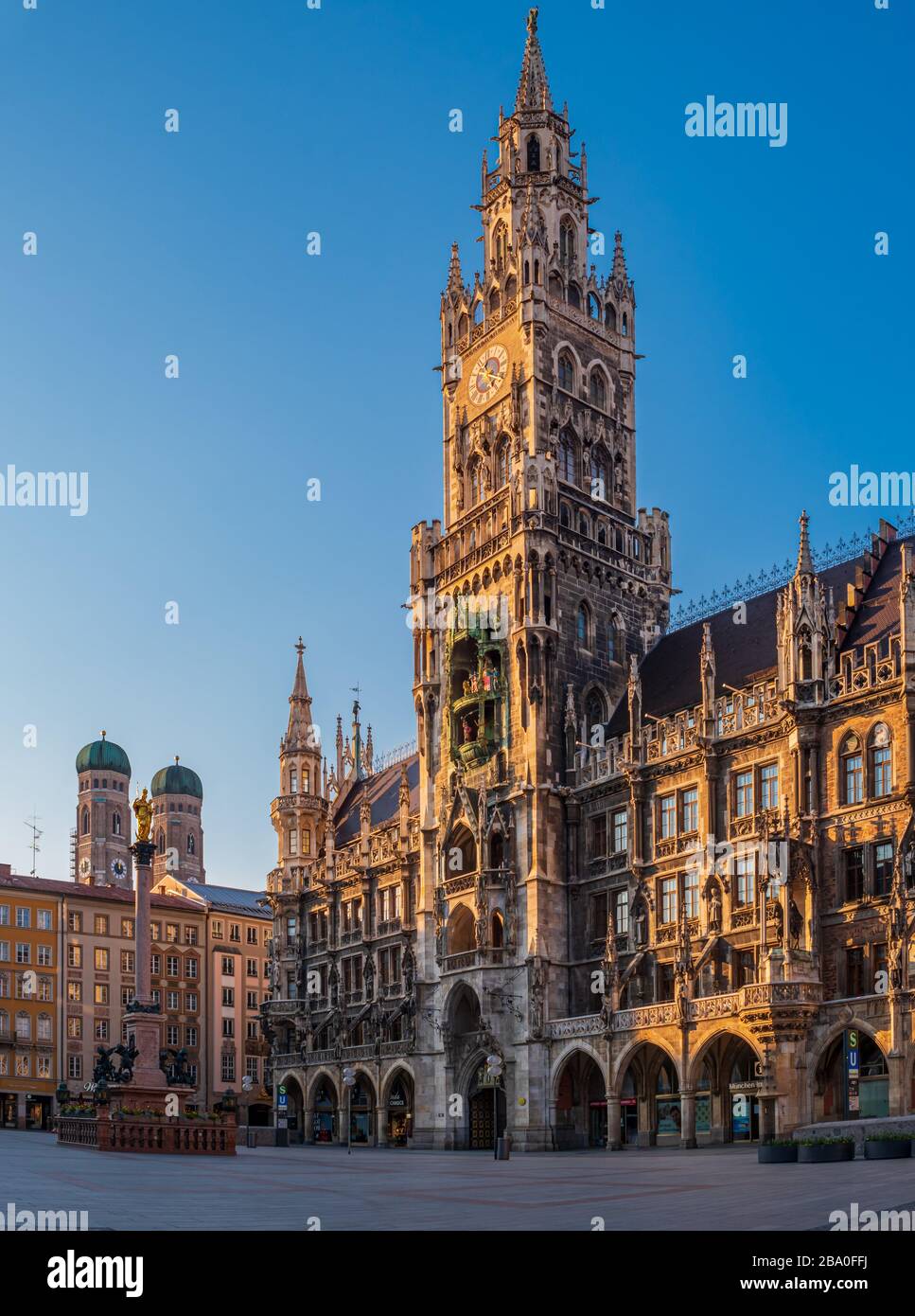 Munich-Alemania, 25. März 2020: Casi ninguna gente en Marienplatz debido al toque de queda para detener la propagación del virus Corona Foto de stock