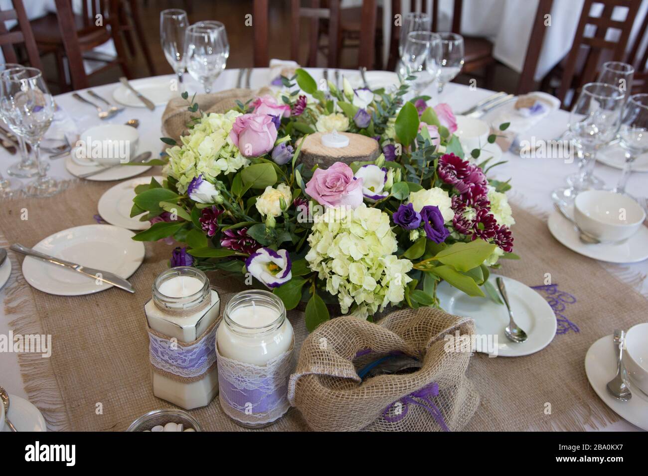 Decoraciones de mesa de boda - flores en las mesas en la recepción de la  boda el día de la boda en Inglaterra Fotografía de stock - Alamy