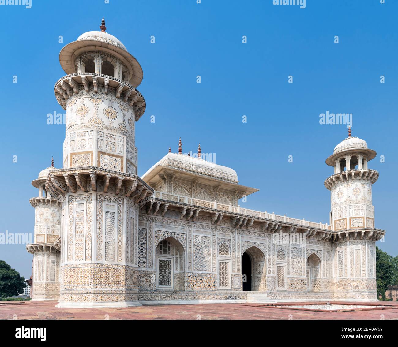 Tumba de Itmad-ud-Daulah (I'timād-ud-Daulah), también conocida como 'Baby Taj', un mausoleo mughal en la ciudad de Agra, Uttar Pradesh, India Foto de stock