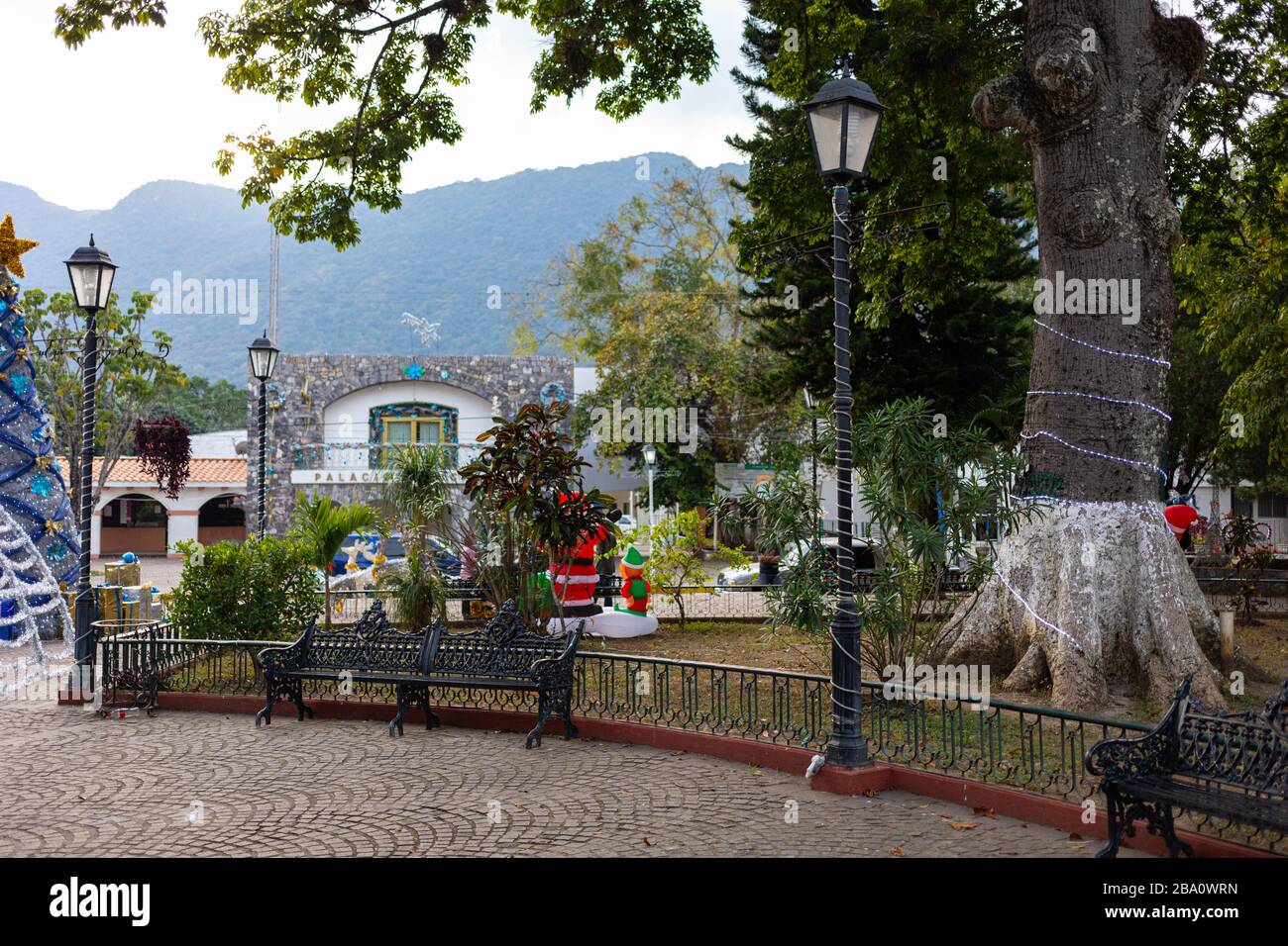 La Plaza Gómez Farias, con decoraciones navideñas en diciembre, estado de  Tamaulipas, México Fotografía de stock - Alamy