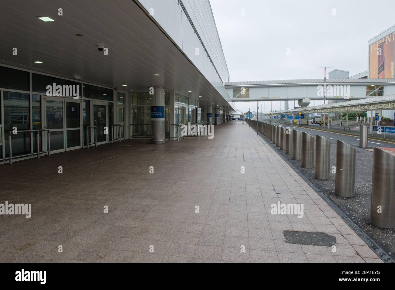 Glasgow, Reino Unido. 25 de marzo de 2020. En la foto: Se ve el interior de la terminal de pasajeros del aeropuerto de Glasgow mostrando el lugar desierto debido a que las aerolíneas suspenden y cancelan los vuelos debido a la pandemia del coronavirus. Crédito: Colin Fisher/Alamy Live News Foto de stock