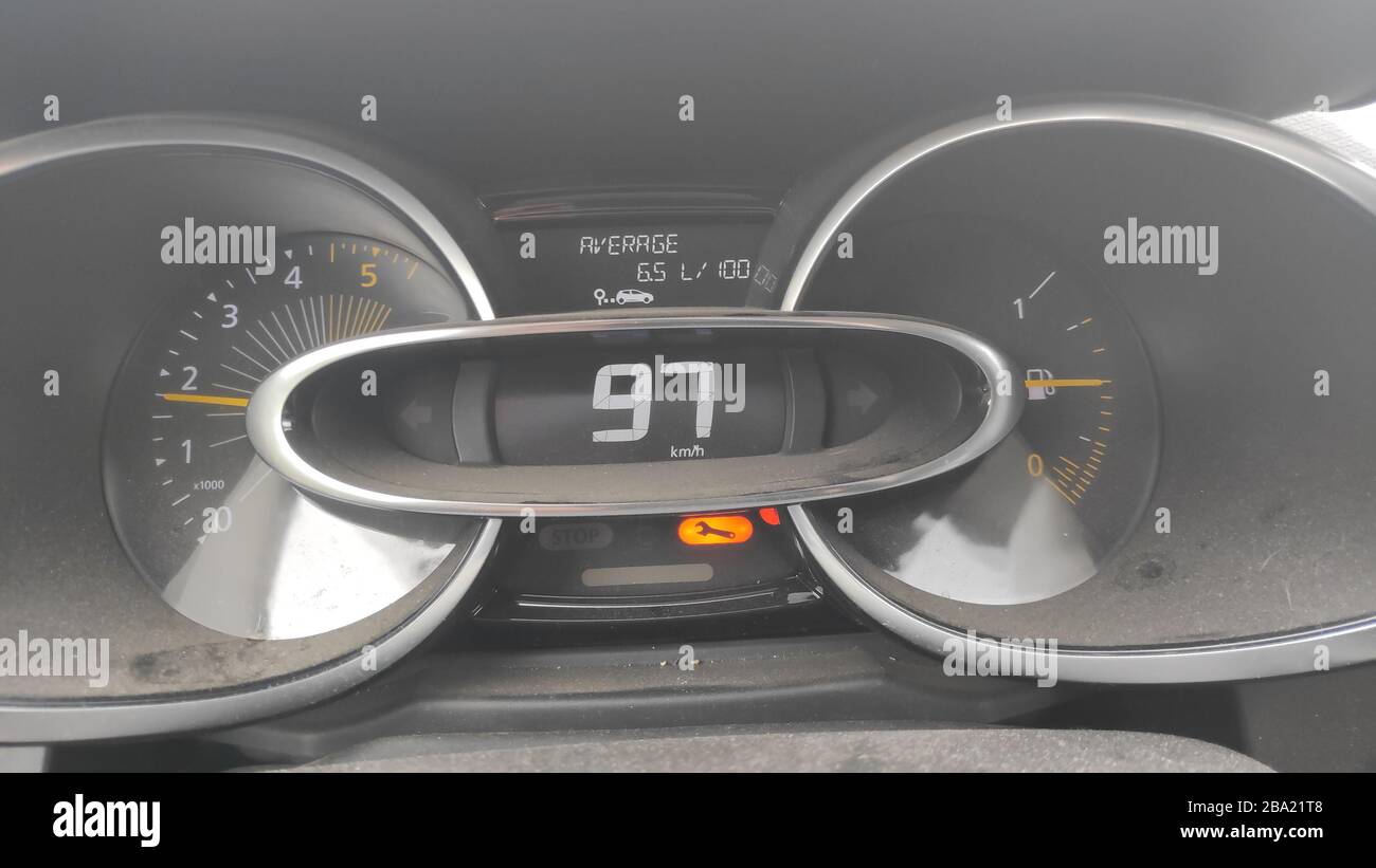 el tablero de a bordo interior diésel renault clio 1.5 dci indica los  números digitales velocidad de conducción, las rpm y la distancia media de  carburante restante Fotografía de stock - Alamy