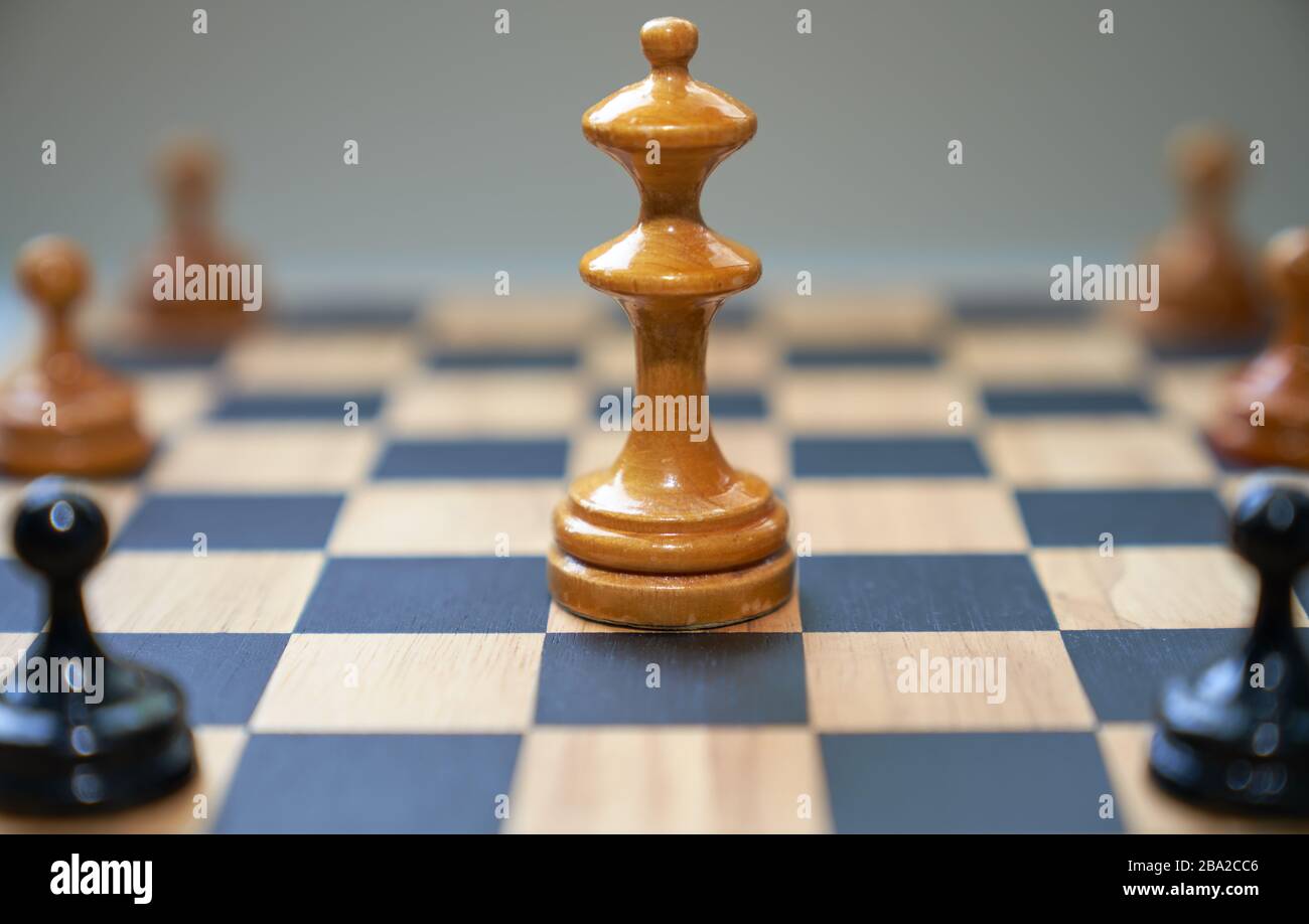 Las piezas de ajedrez conceptuales expresan distanciamiento social Foto de stock