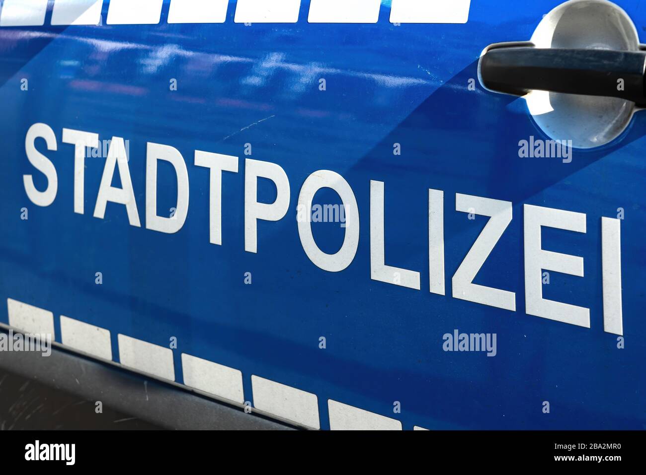 Puerta de coche con letras Stadtpolizei -engl. Policía de la ciudad- Foto de stock