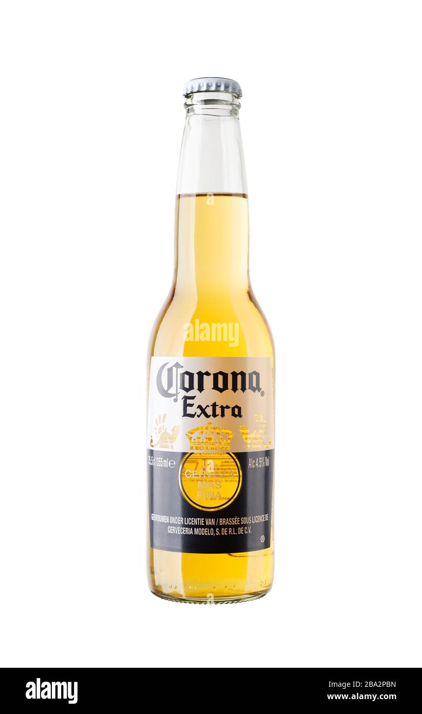 Botella de cerveza Corona Extra sobre fondo blanco. Foto de stock