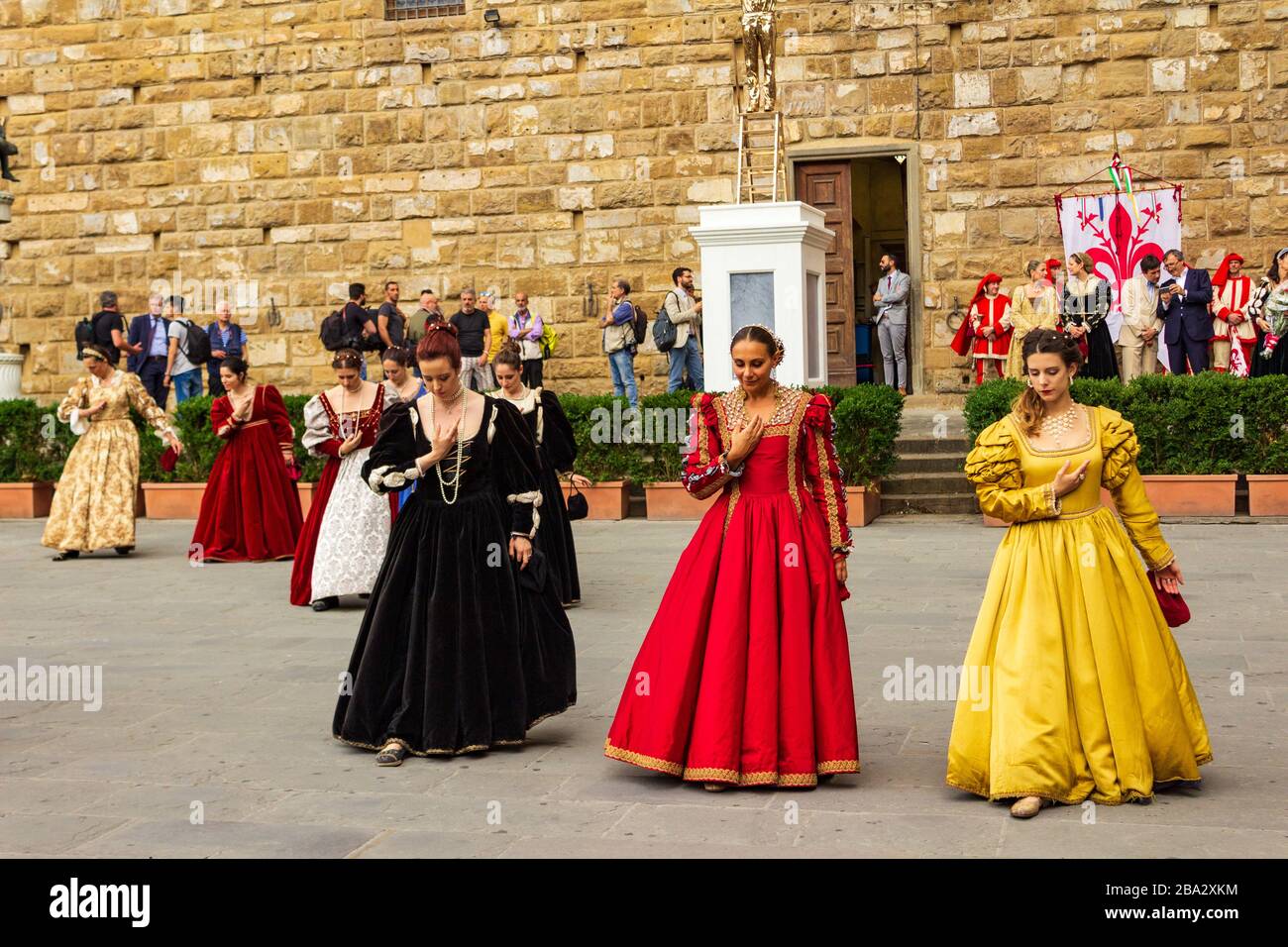 Necesario adoptar Sherlock Holmes Mujeres con trajes renacentistas bailando danza medieval tradicional en la  Piazza della Signoria frente al Palazzo Vecchio durante el Calcio Storico  Fiorentino Fotografía de stock - Alamy