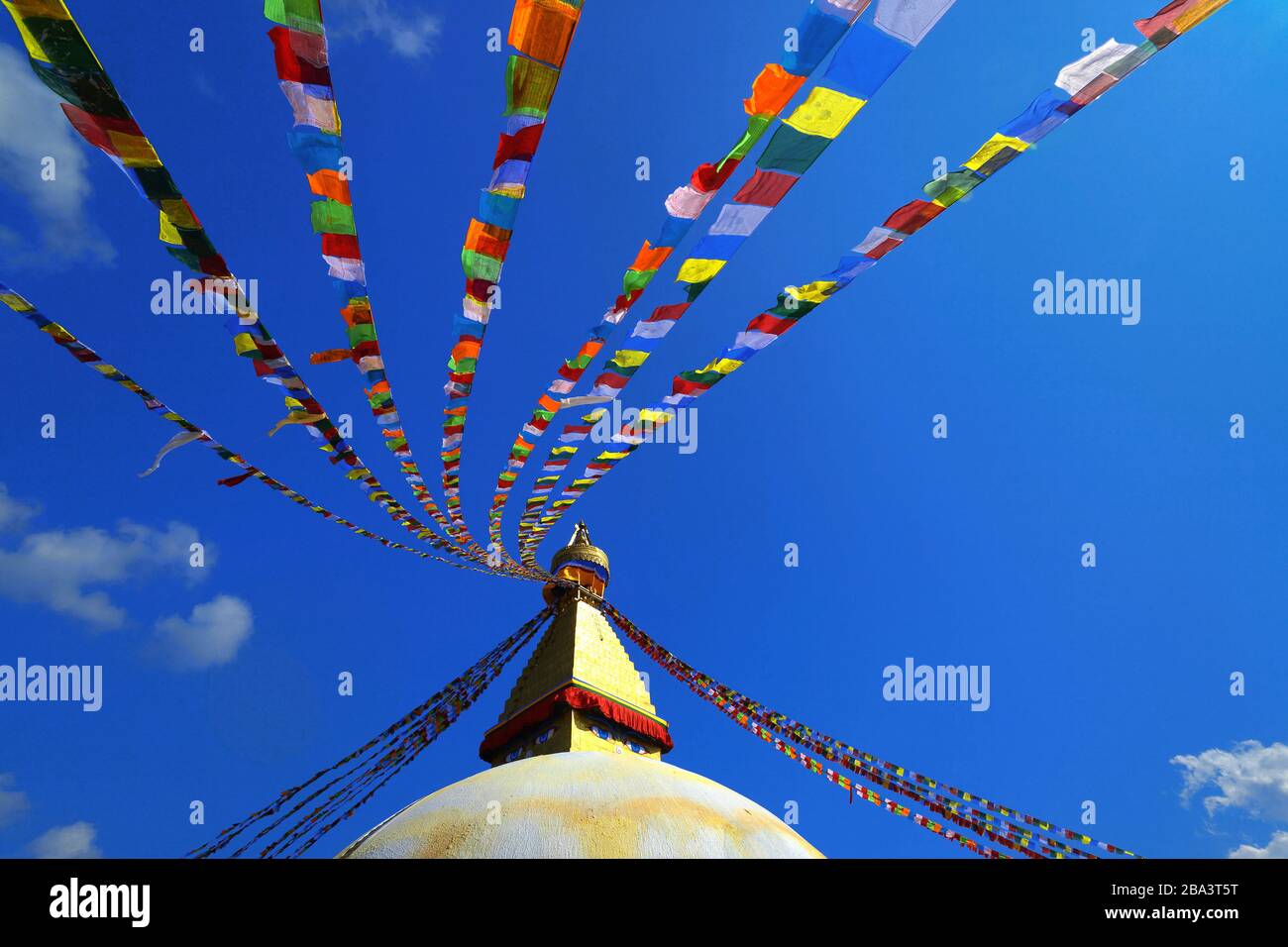 Nepal, Katmandú, Stupa mit bunten Fahnen, Foto de stock