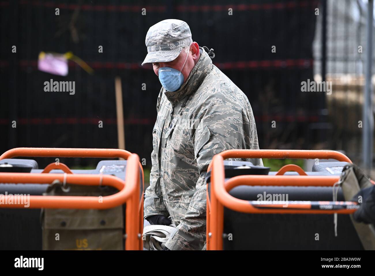 Ciudad de Nueva York, EE.UU. 25 de marzo de 2020. Miembros de la Reserva de la Fuerza Aérea establecieron tiendas de campaña y trasladaron equipo médico relacionado a medida que construyen una morgue improvisada fuera del Hospital Bellevue para manejar el número potencial alto de víctimas de Coronavirus, Nueva York, NY, 25 de marzo de 2020. El martes 24 de marzo, Nueva York Gobierno. Adrew Cuomo predijo que aquellos infectados con COVID-19 podrían llegar a más de 100,000 con 40,000 que necesitan cuidados intensivos. (Anthony Behar/Sipa USA) crédito: SIPA USA/Alamy Live News Foto de stock
