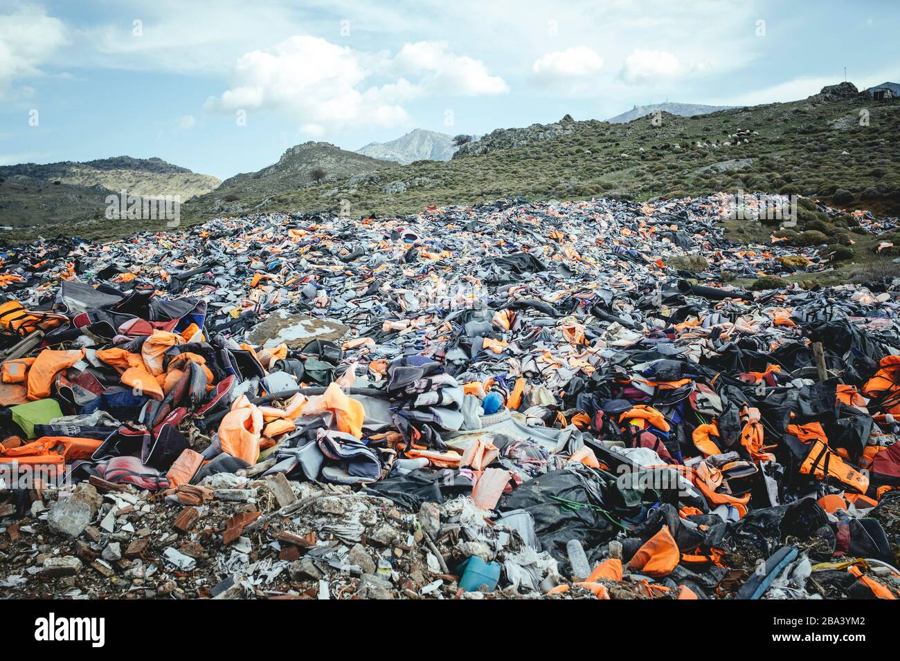 Chalecos salvavidas de refugiados en el vertedero de basura cerca de Molivos, Lesbos, Grecia Foto de stock