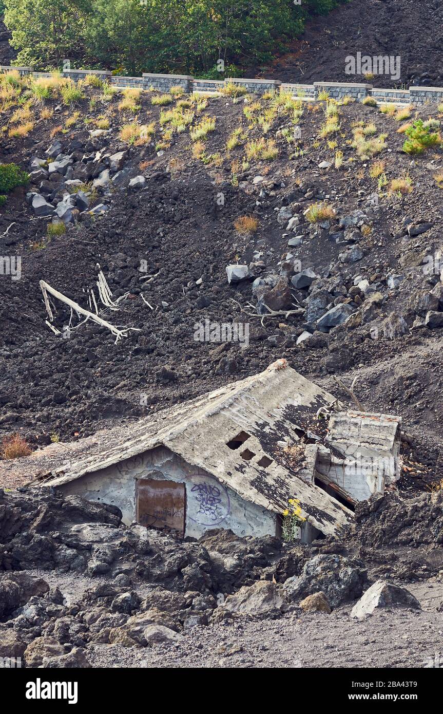 Casa destruida en la montaña Etna vulcan Foto de stock