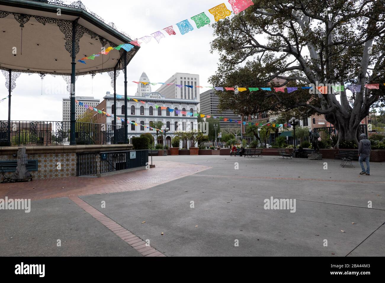 LOS ÁNGELES, CA/USA - 19 DE MARZO de 2020: La Plaza de la Calle Olvera, una popular atracción turística DE LA, está desierta antes de la condición de California obligatoria por el estado Foto de stock