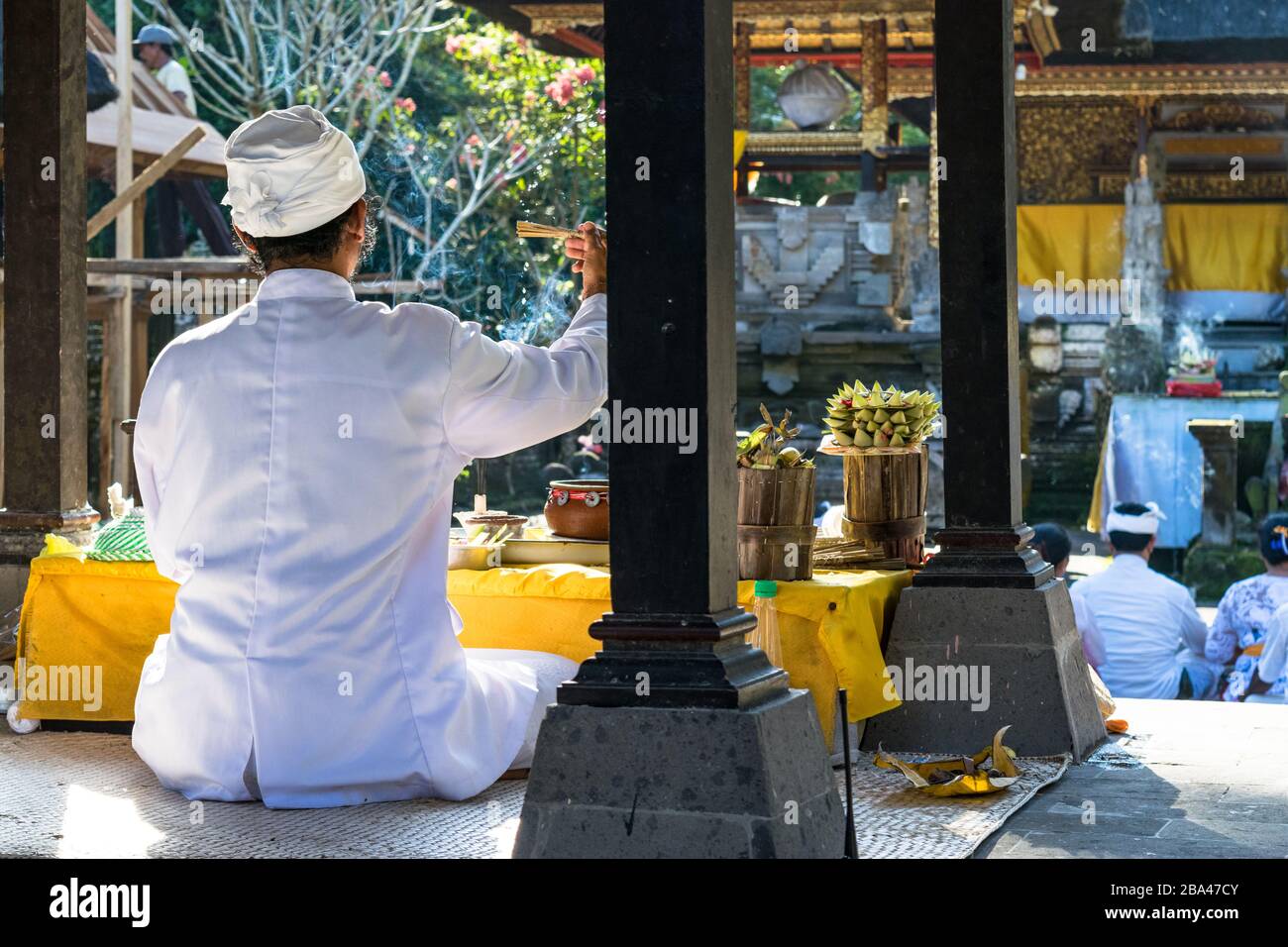 Bali, Indonesia 27 de junio de 2017 : Budistas orando en el templo Tirta Empul en Bali, Indonesia. Tiene agua Santa donde la gente hindú de Bali va para rituales de purificación. Foto de stock