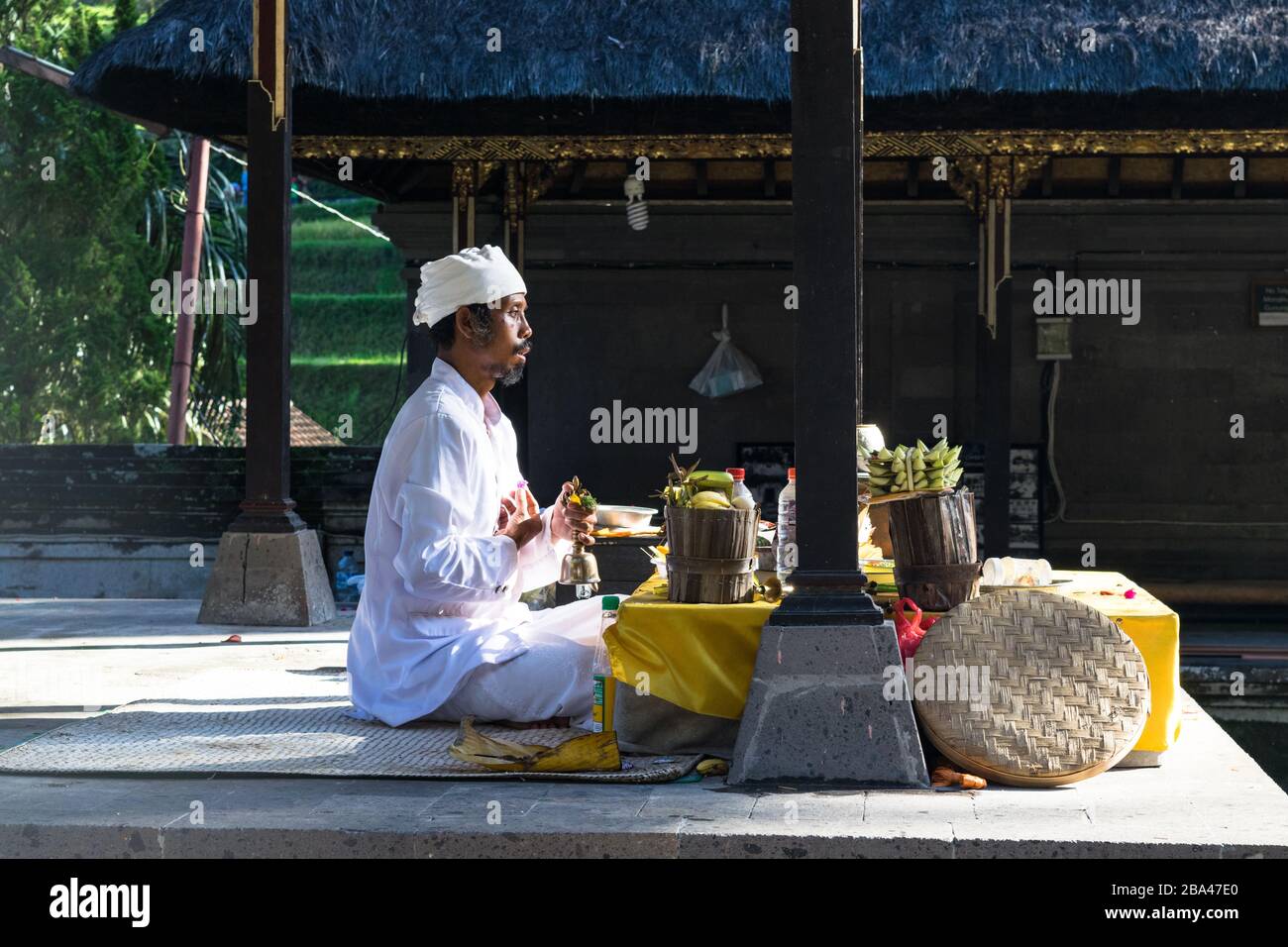 Bali, Indonesia 27 de junio de 2017 : Budistas orando en el templo Tirta Empul en Bali, Indonesia. Tiene agua Santa donde la gente hindú de Bali va para rituales de purificación. Foto de stock