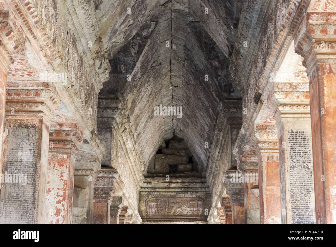 Techo texturizado y antiguas paredes del templo Angkor Wat, famoso complejo budista Khmer cerca de Siem Reap, Camboya Foto de stock