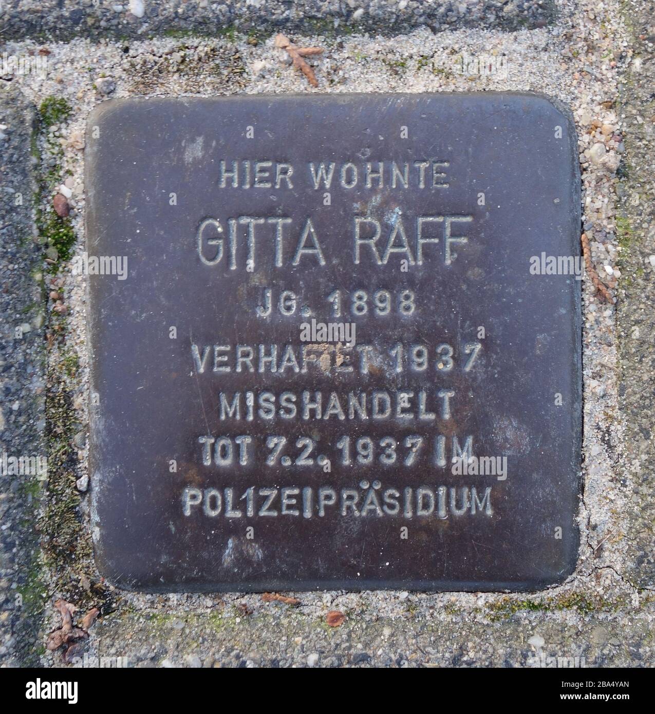 'DEUTSCH: Stolperstein Gitta Raff, Düsseldorf, Artusstraße 48.; tomado el 25 de febrero de 2019, 10:59:14; Auto-fotografiado; Kürschner (charla) 11:21, 25 de febrero de 2019 (UTC); ' Foto de stock