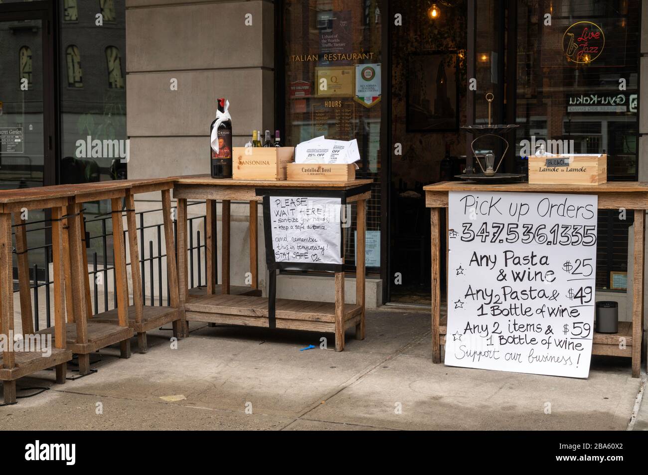NUEVA YORK, NY - 25 DE MARZO DE 2020. Restaurante abierto para entrega y recogida sólo en el Upper West Side de Manhattan en la ciudad de Nueva York durante el brote de coronavirus. La Organización Mundial de la Salud declaró que el coronavirus (COVID-19) es una pandemia mundial el 11 de marzo. Foto de stock