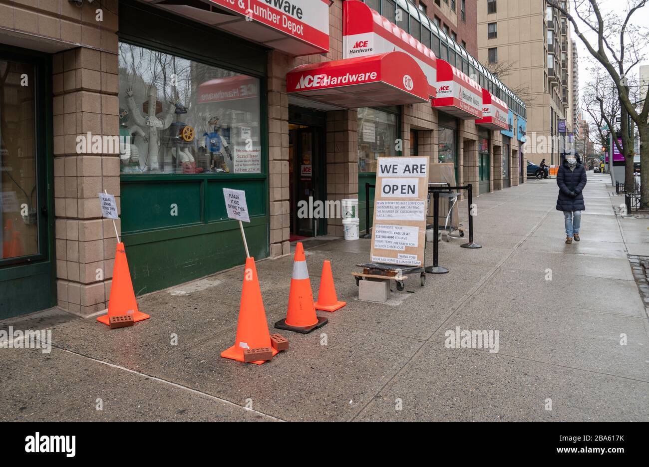 NUEVA YORK, NY - 25 DE MARZO DE 2020. Firme fuera de una tienda ACE hardware en el Upper West Side de Manhattan en la ciudad de Nueva York durante el brote de coronavirus en la ciudad de Nueva York. La Organización Mundial de la Salud declaró que el coronavirus (COVID-19) es una pandemia mundial el 11 de marzo. Foto de stock