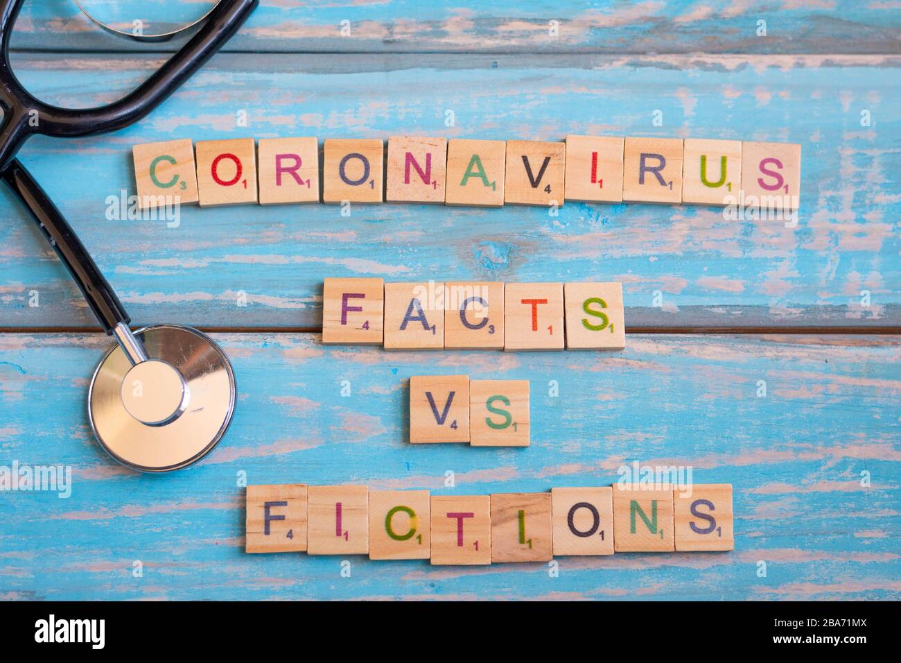 Hechos y ficciones de coronavirus de profesionales médicos Foto de stock