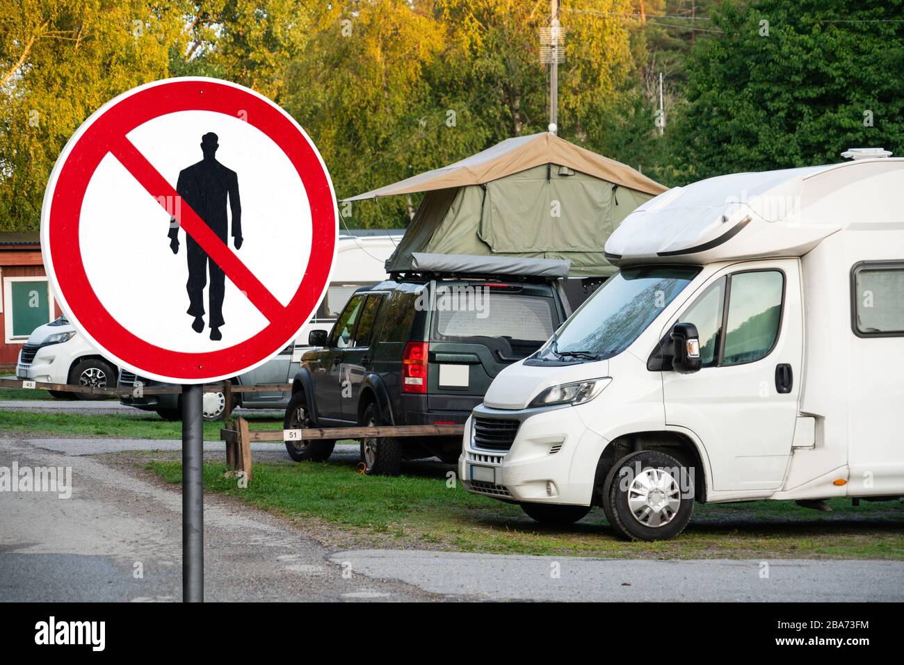 Señal de prohibición de personas que caminan en el parque de autocaravanas. Aislamiento automático de cuarentena Foto de stock