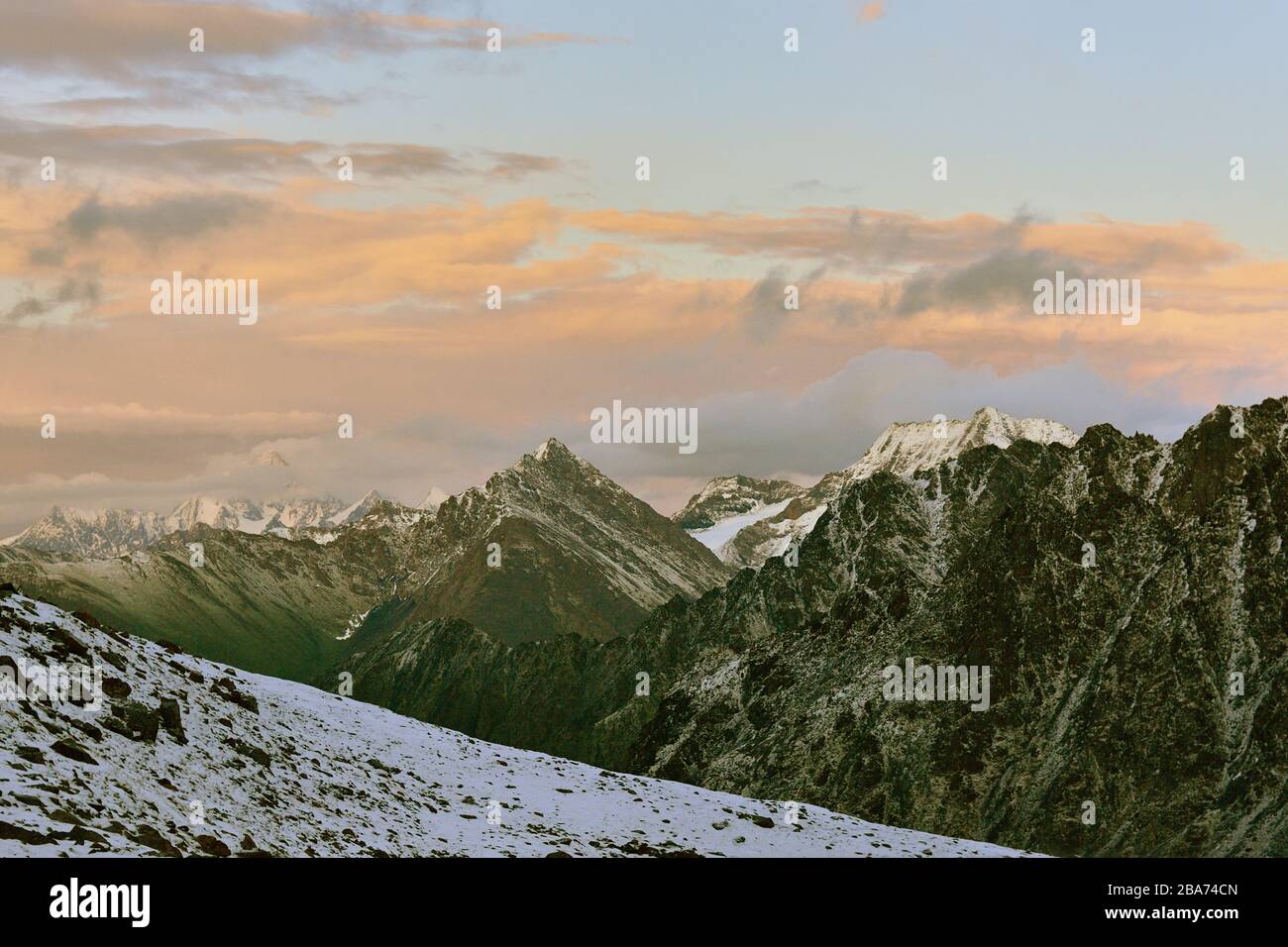 Puesta de sol desde el paso Ala Kul. Paisaje de la cordillera Terskey Alatau en las montañas Tian Shan. Kirguistán, Asia Central. Foto de stock