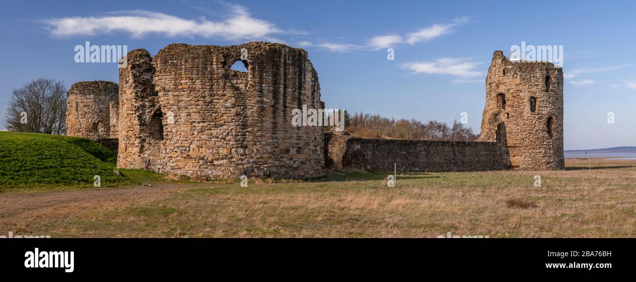 Ruinas del castillo de Flint en la costa del norte de Gales Foto de stock