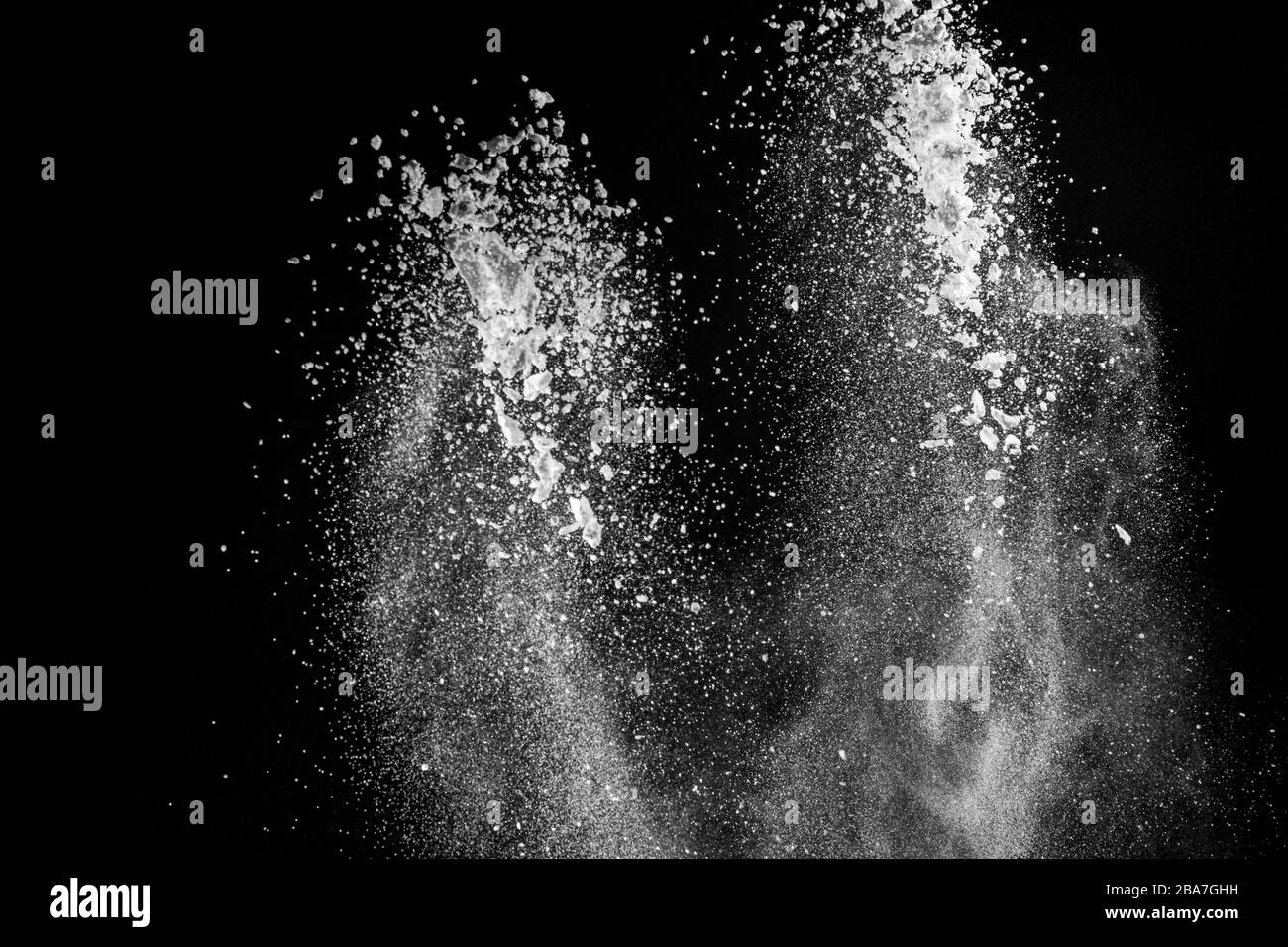 Explosión de polvo blanco con harina y azúcar creando un hermoso patrón aislado sobre fondo negro 2020 Foto de stock