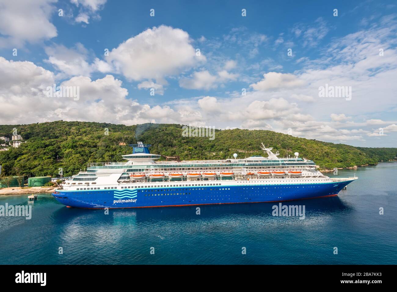 Ocho Ríos, Jamaica - 22 de abril de 2019: Crucero Pullmantur Monarch  atracado en la isla tropical caribeña de ocho Ríos, Jamaica Fotografía de  stock - Alamy