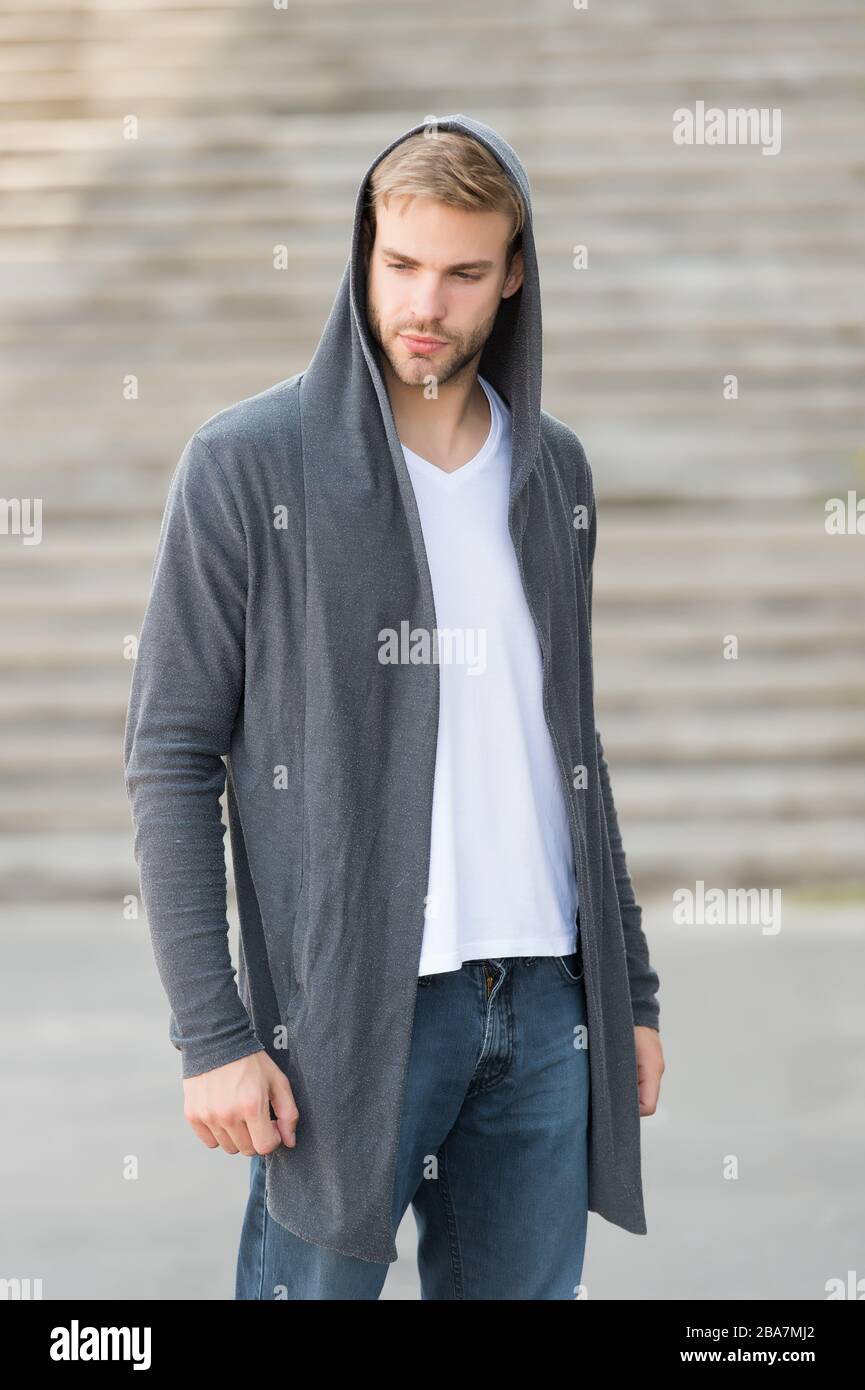 Tendencia de la moda. Ropa cómoda para el uso diario. Persona influyente de  la moda masculina. Hombre modelo joven de moda. Conjunto de calle tipo  chico sin preocupaciones con capucha. Hombre guapo