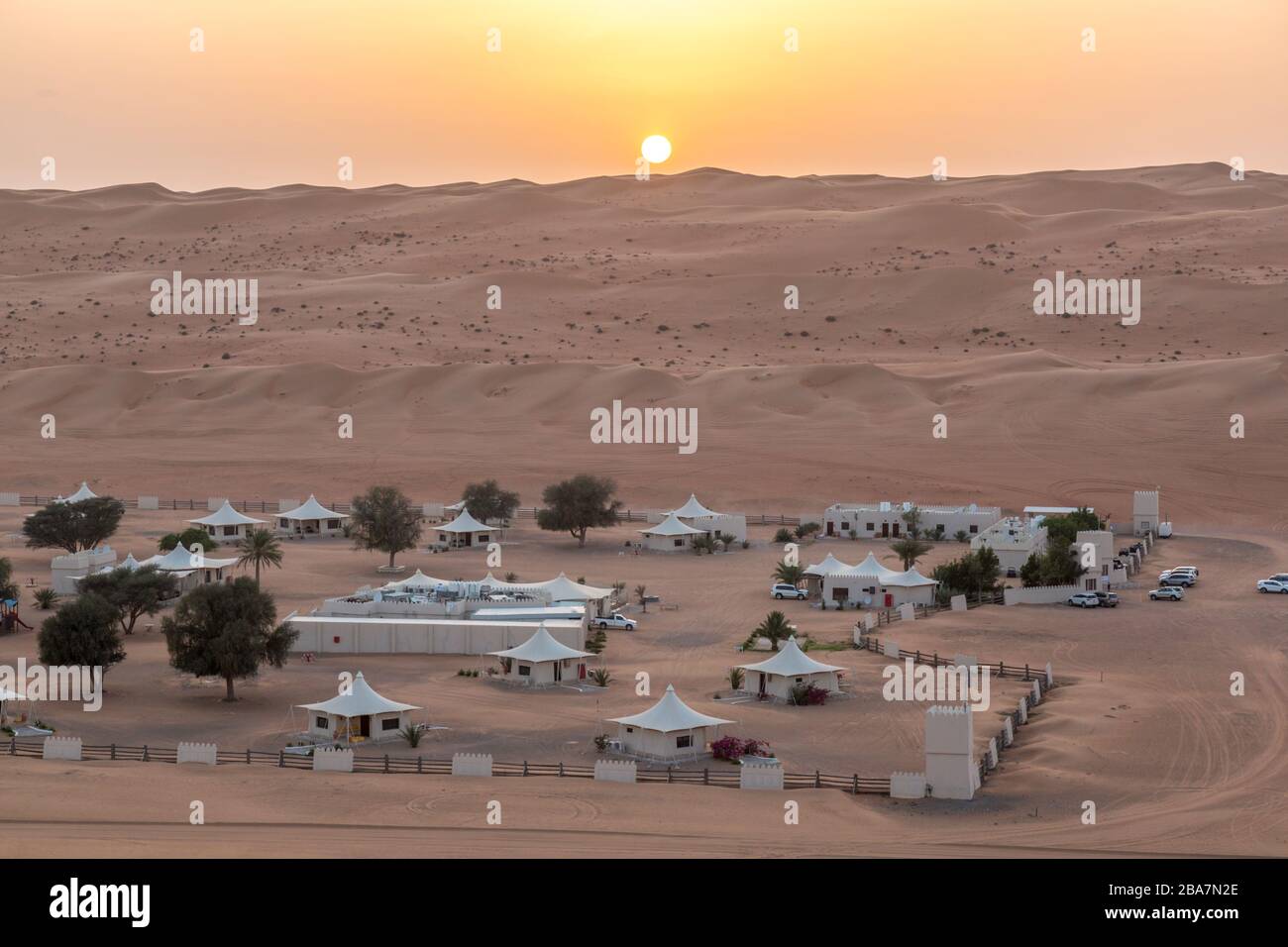 El Desert Nights Resort cerca de la ciudad de Shahiq en Omán, rodeado por las dunas de arena del desierto de Wahiba. Complejo turístico de lujo al estilo camping. Foto de stock