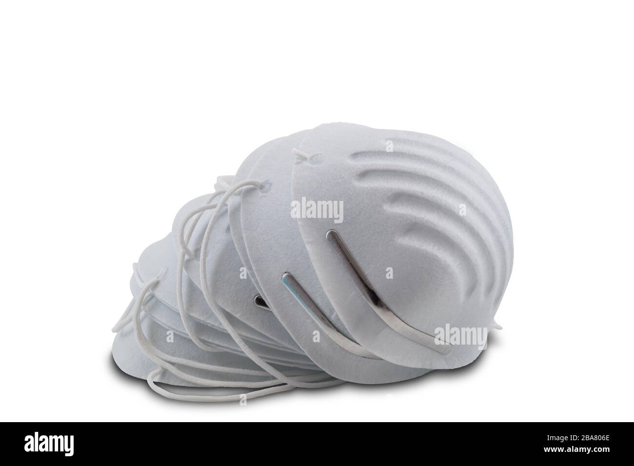 Pila de máscaras de protección de respiradores de partículas aisladas sobre fondo blanco con trazado de corte. Foto de stock