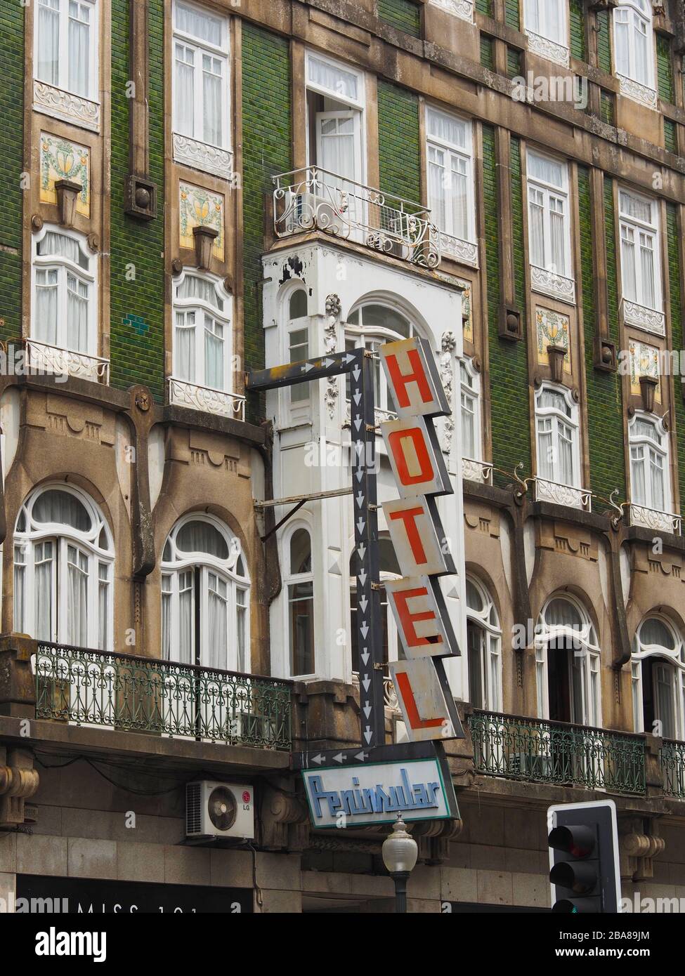 Fachada del Hotel Peninsular en Porto, Portugal, estilo art deco jugendstil Foto de stock
