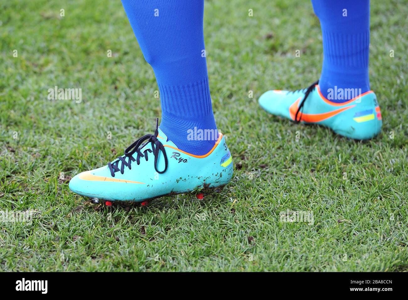 Vista detallada de las botas de fútbol del jugador de Wigan Athletic Ryo  Miyaichi Fotografía de stock - Alamy