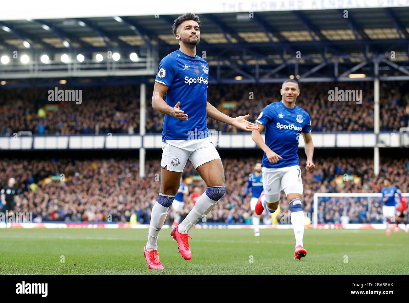 Dominic Calvert-Lewin de Everton celebra el marcador de sus lados primer  gol del juego Fotografía de stock - Alamy