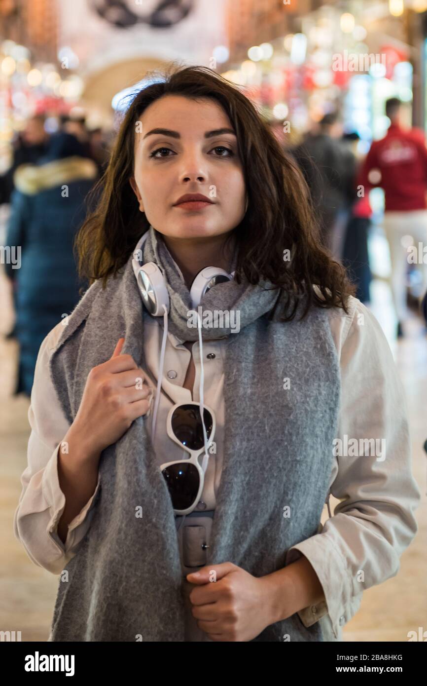 Retrato de mujer hermosa en ropa moderna de moda se encuentra entre la  gente en gran Bazar, Estambul, Turquía.mujeres modernas estilo de vida de  negocios o trave Fotografía de stock - Alamy