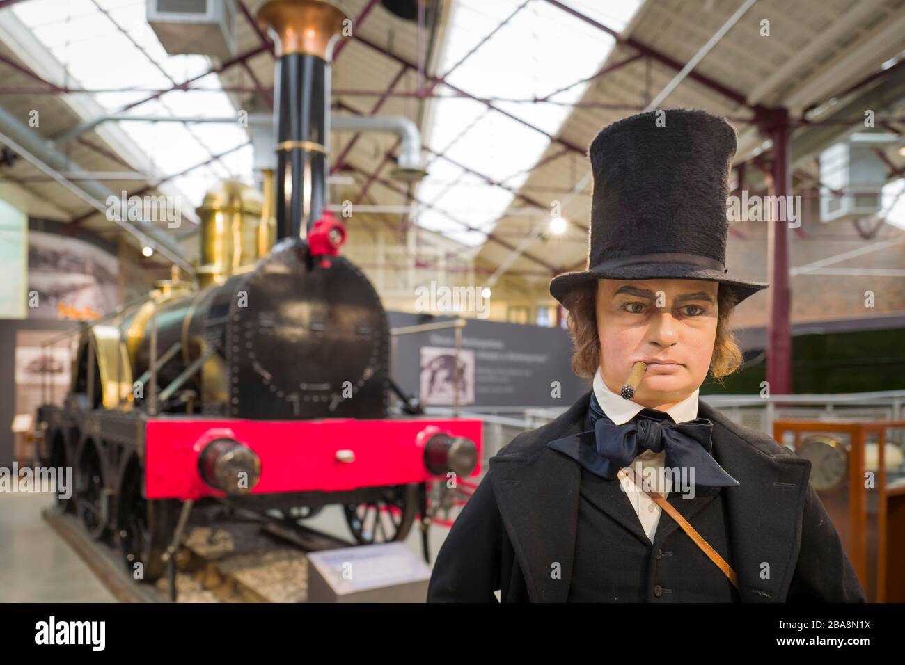 Un modelo de tamaño natural de Isambard Kingdom Brunel, famoso empresario e ingeniero victoriano frente a una réplica de una de sus primeras locomotoras de vapor o Foto de stock