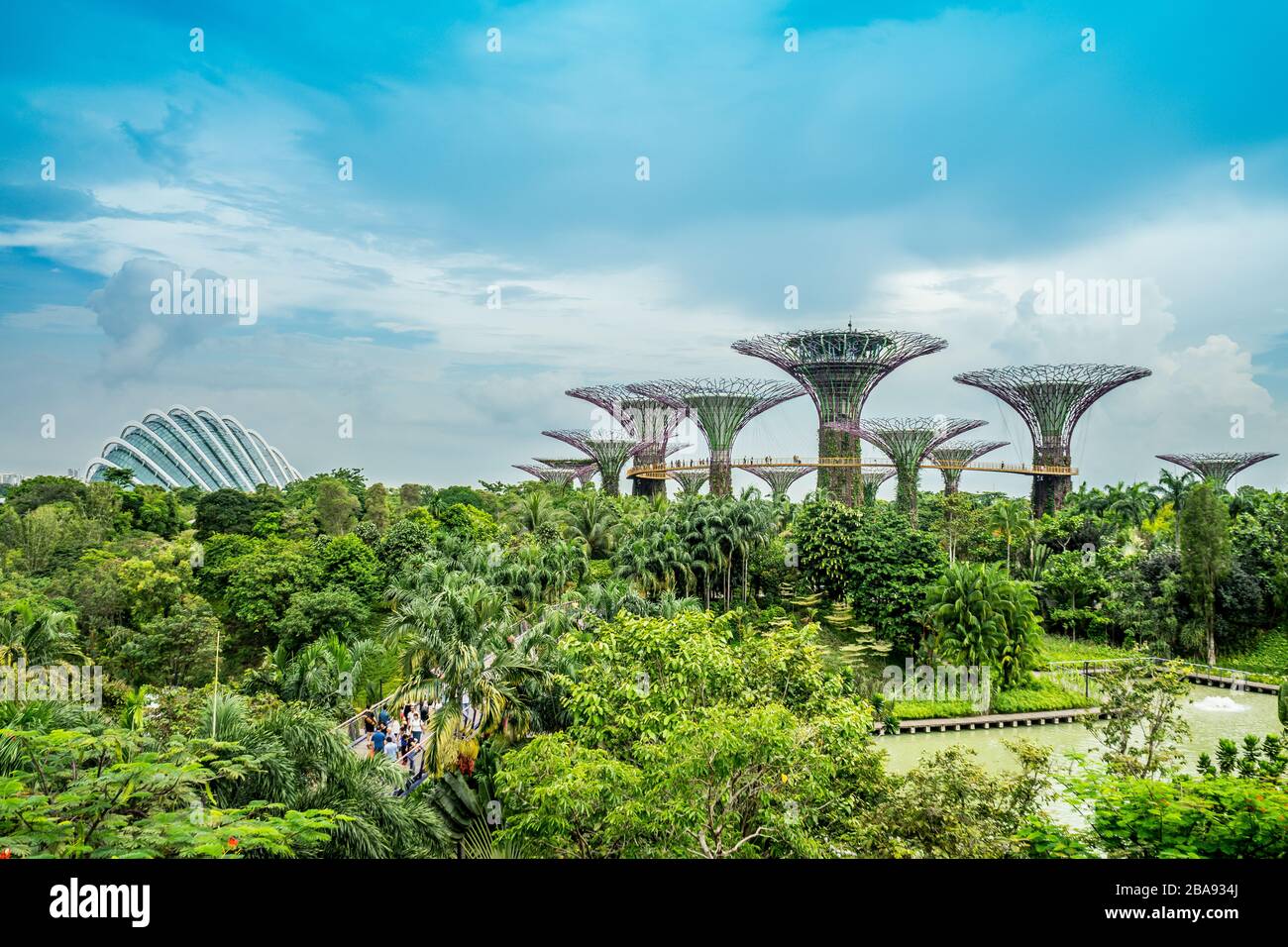 JARDÍN JUNTO A LA BAHÍA / SINGAPUR, 30 DE ABRIL de 2018 - Vista del lugar de interés Supertree en el jardín junto a la bahía es el famoso parque y al aire libre de Singapur Foto de stock