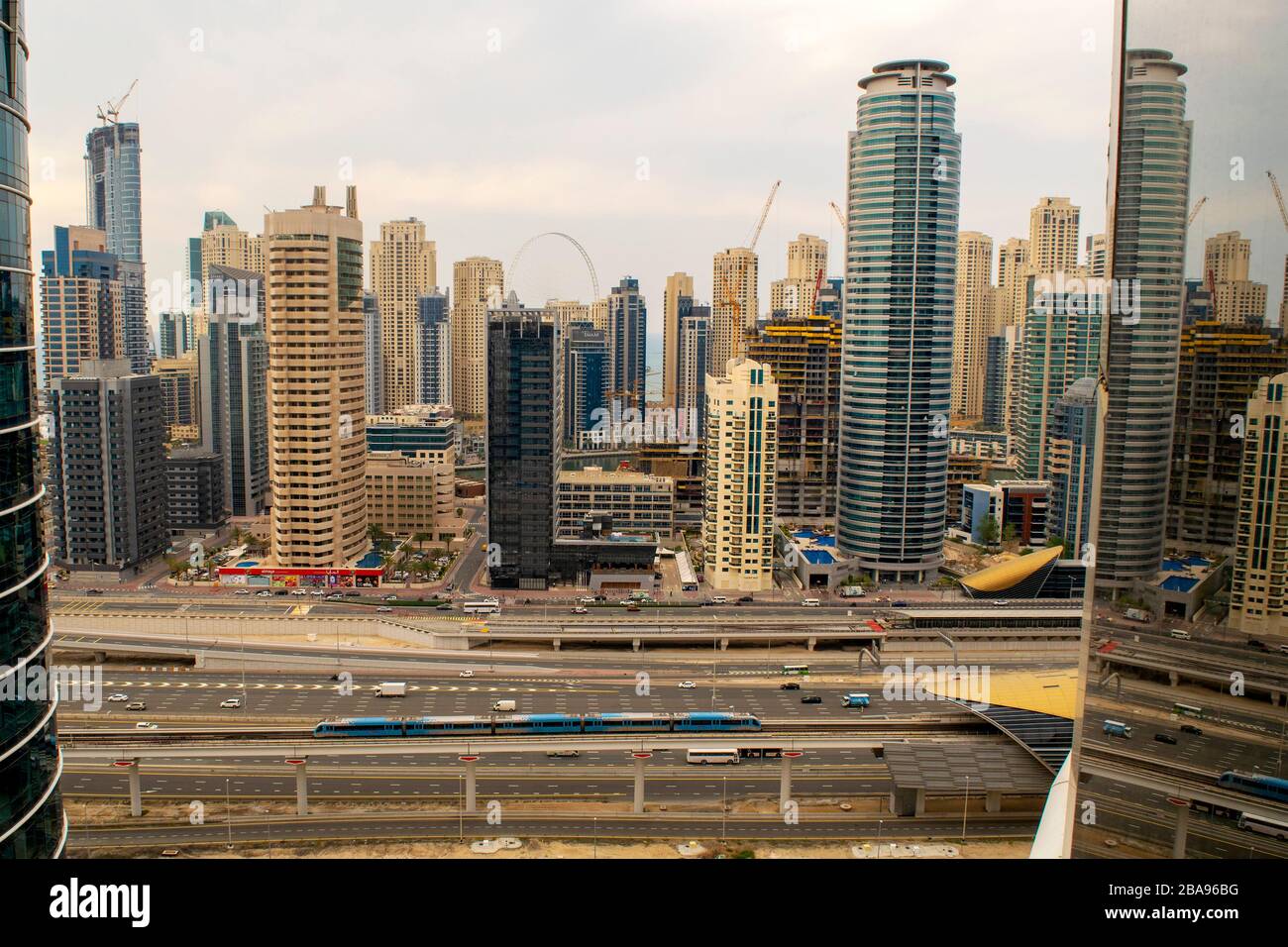 Dubai / EAU - 26 de marzo de 2020: Hermosa vista de Marina y JBR rascacielos con Sheikh Zayed Road desde JLT, metro tren en línea de metro. Vista aérea. Foto de stock