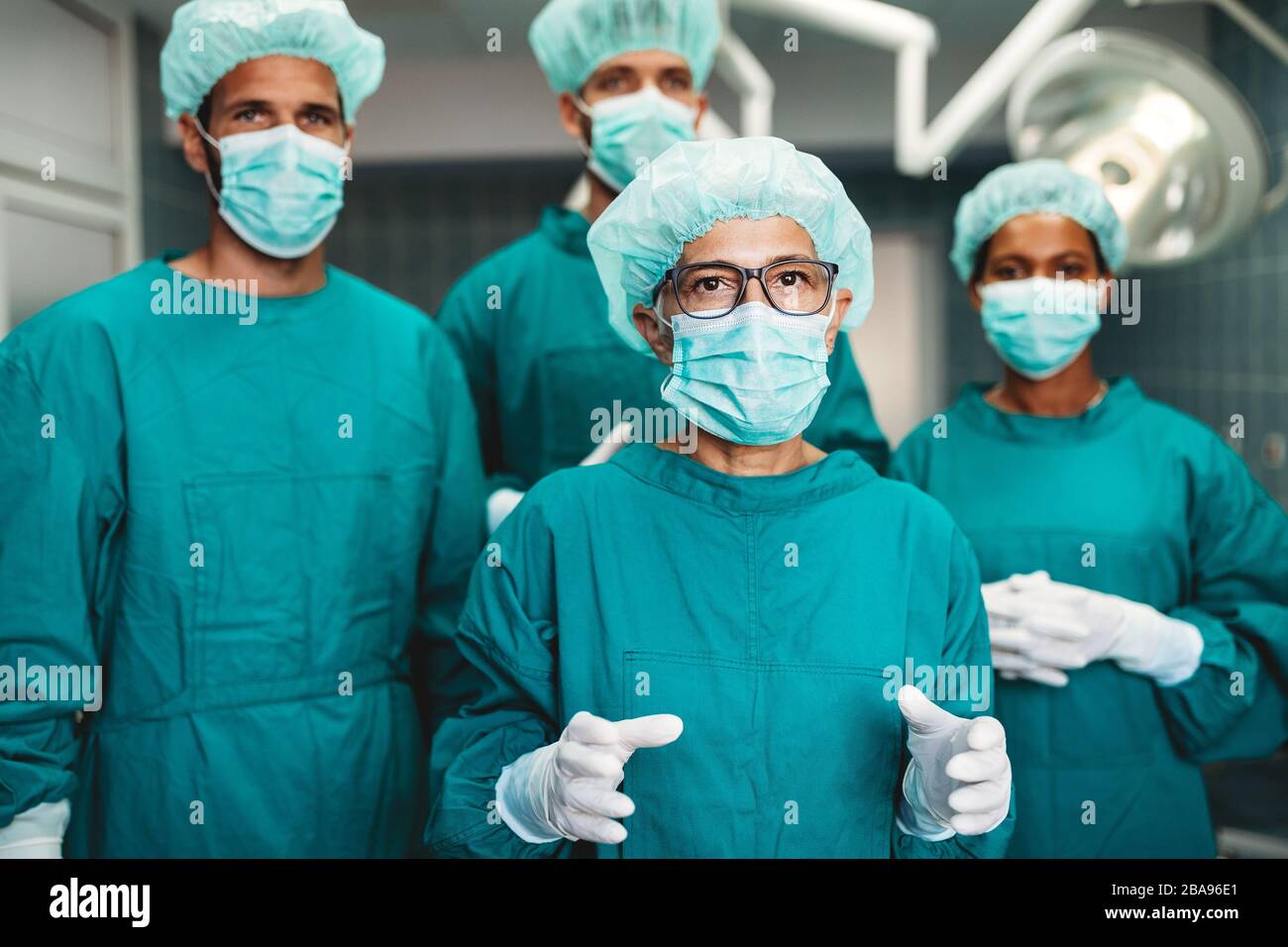 Equipo de cirujanos del quirófano que se preparan para la cirugía Foto de stock