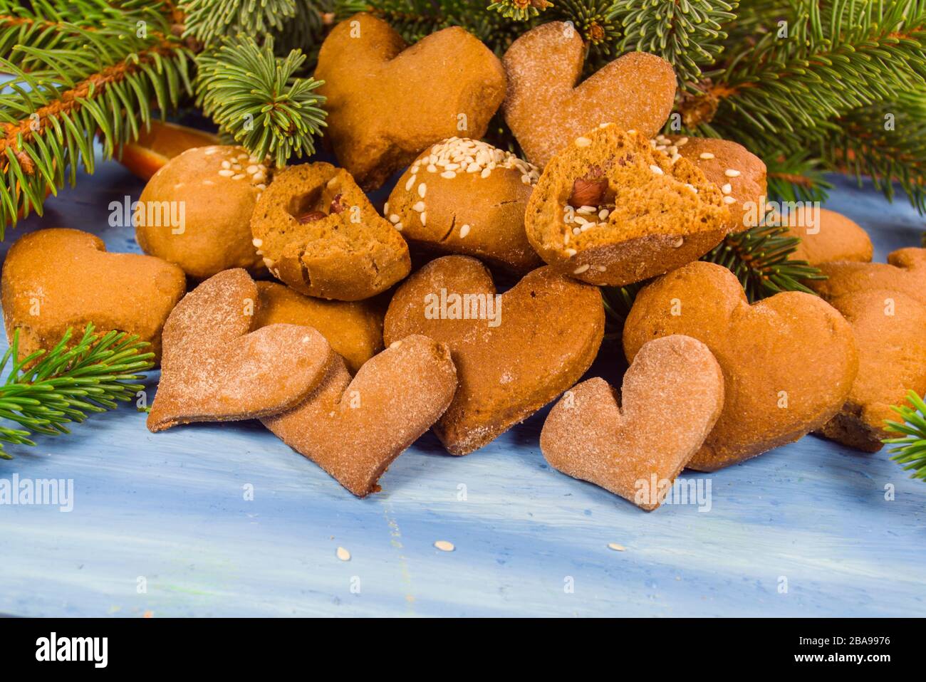 Cookie corazón sobre la mesa de madera. Día de San Valentín Foto de stock