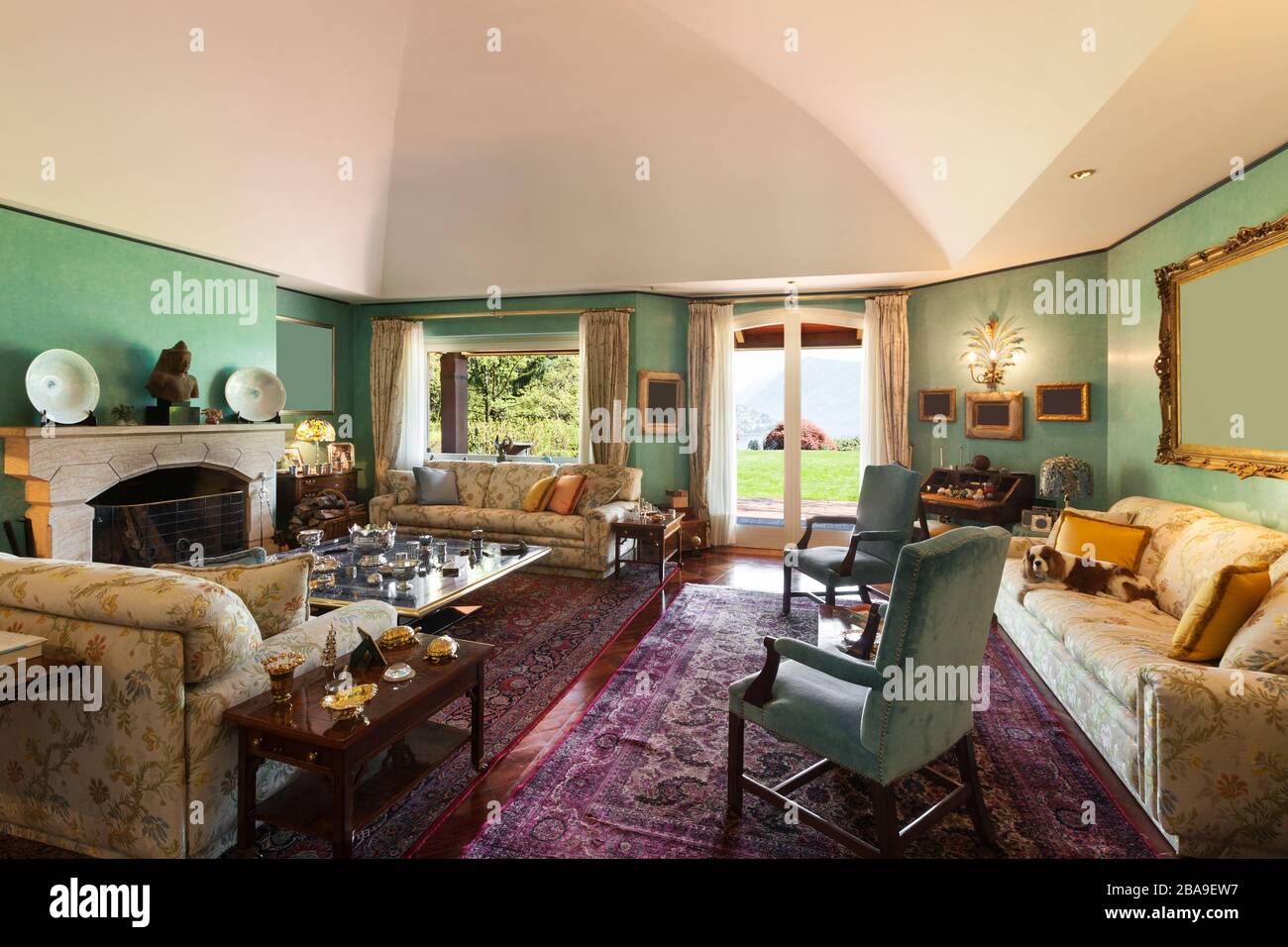 Interiores, sala de estar de una lujosa villa, decoración clásica  Fotografía de stock - Alamy