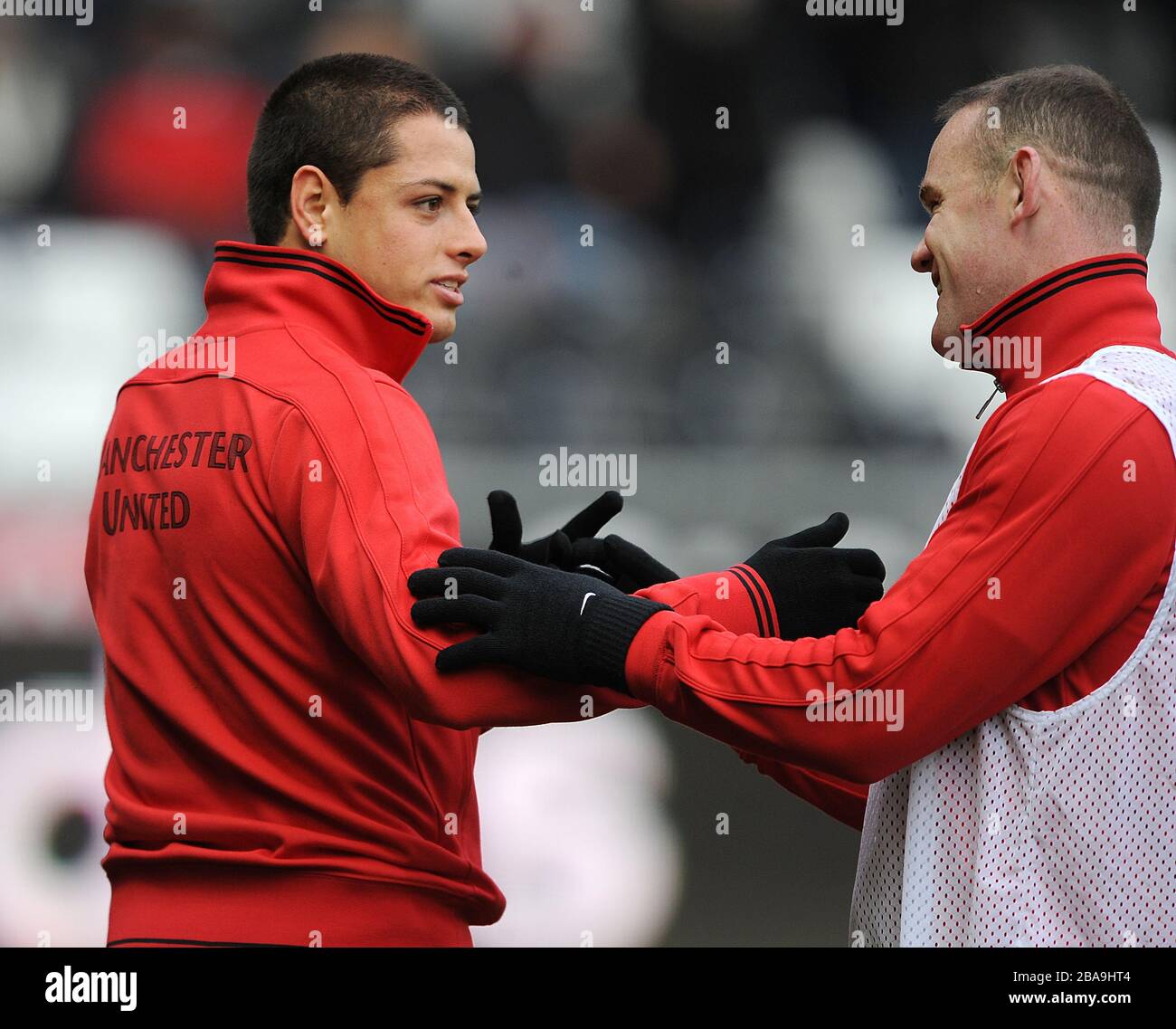 Javier Hernández (izquierda) del Manchester United habla con su compañero Wayne Rooney (derecha) Foto de stock
