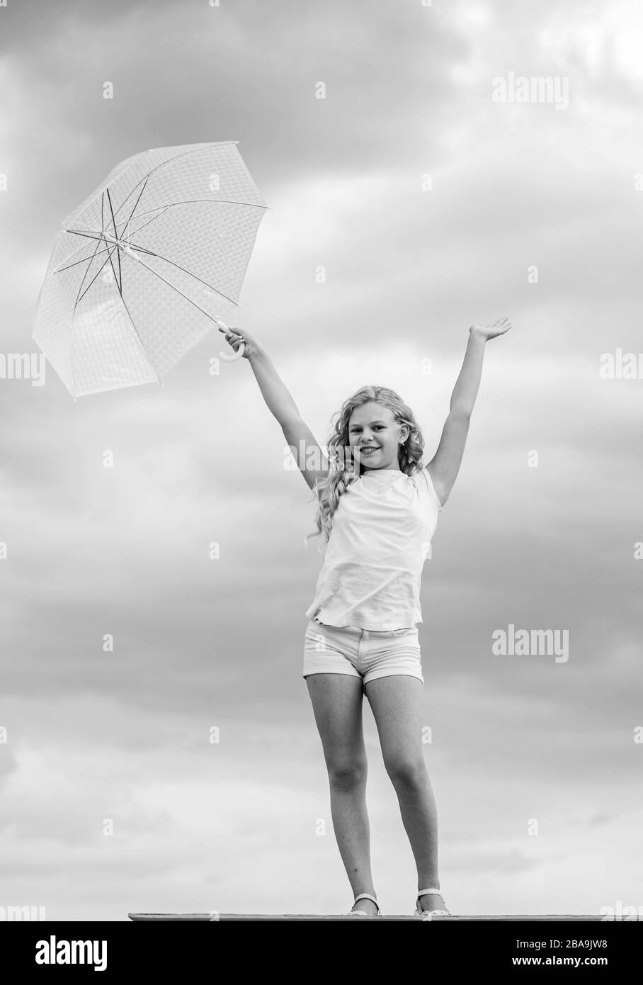 Paraguas de niños fotografías e imágenes de alta resolución - Página 3 -  Alamy