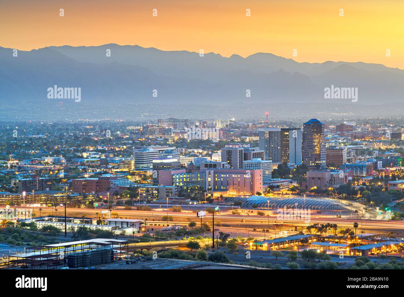 Tucson, Arizona, EE.UU. el centro de la ciudad con las montañas al atardecer. Foto de stock