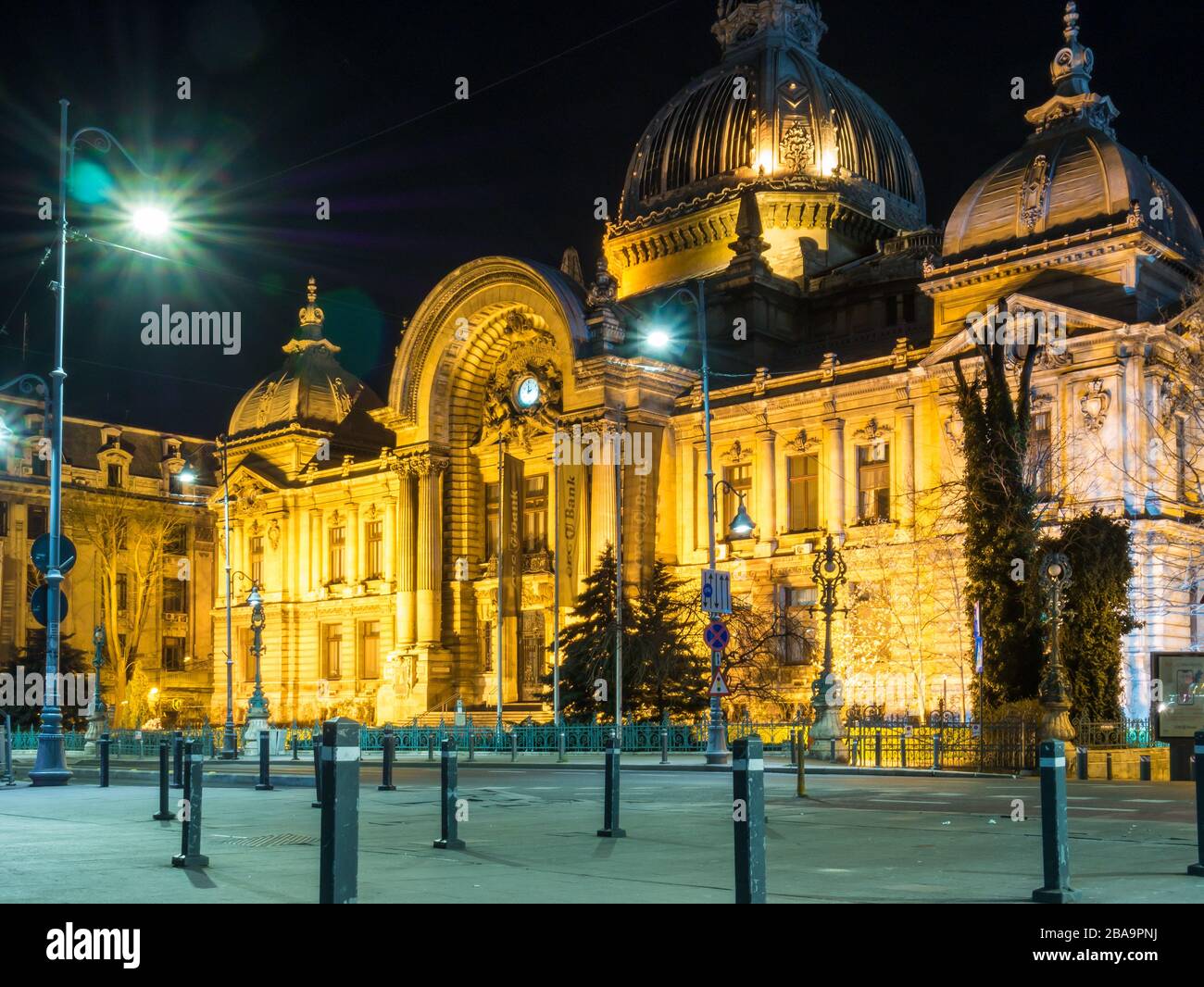 Bucarest/Rumania – 03.21.2020: Edificio del Palacio de los depósitos y remesas (CCA) por la noche. Arquitectura de un famoso edificio en Bucarest. Foto de stock