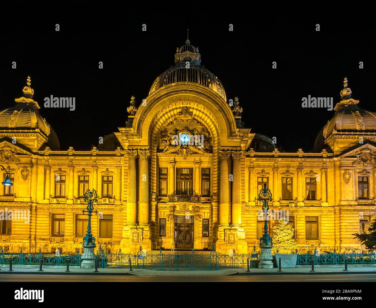 Bucarest/Rumania – 03.21.2020: Edificio del Palacio de los depósitos y remesas (CCA) por la noche. Arquitectura de un famoso edificio en Bucarest. Foto de stock