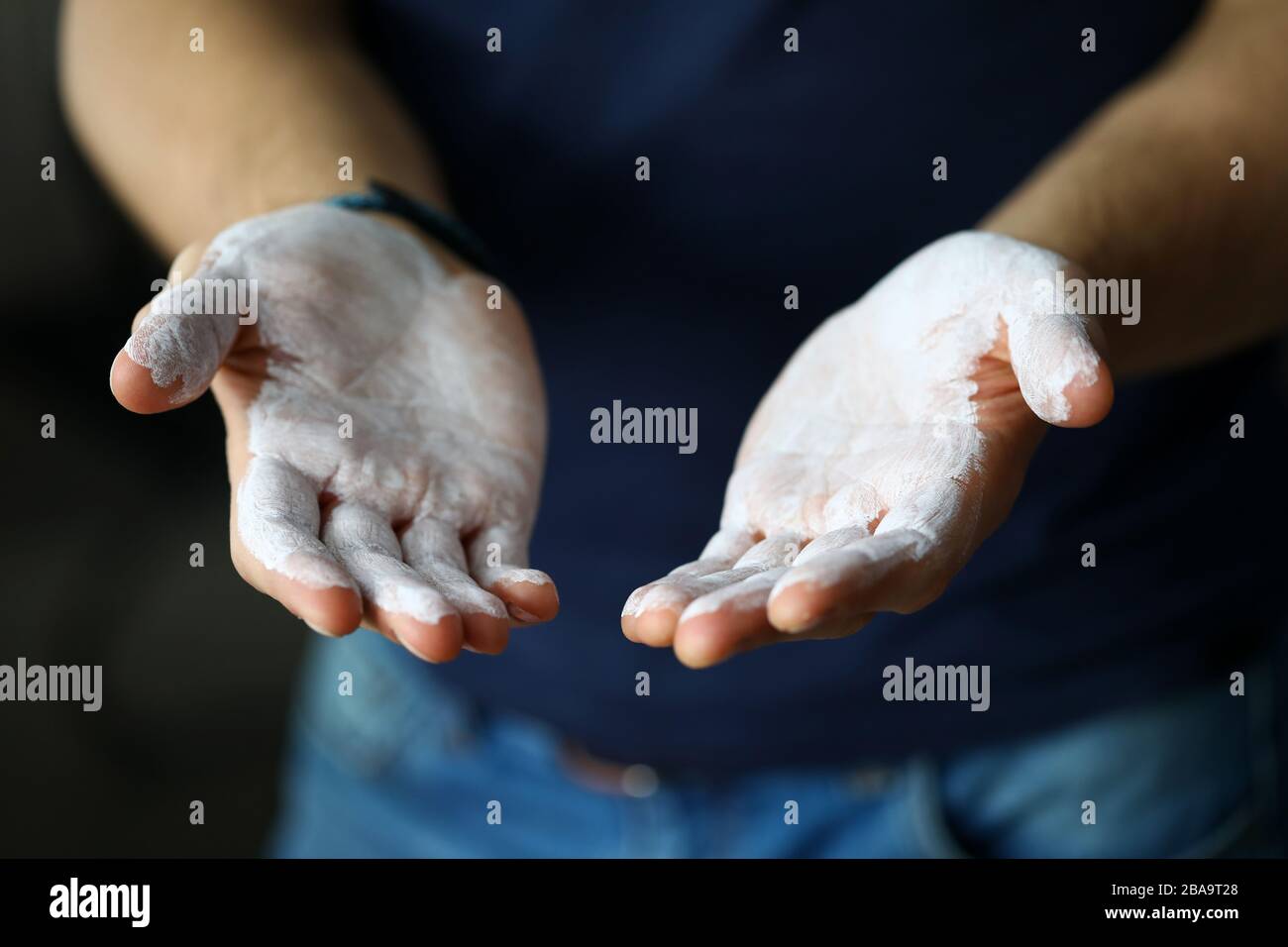 Manos masculinas impregnadas con polvo de magnesio listo para entrenar  Fotografía de stock - Alamy